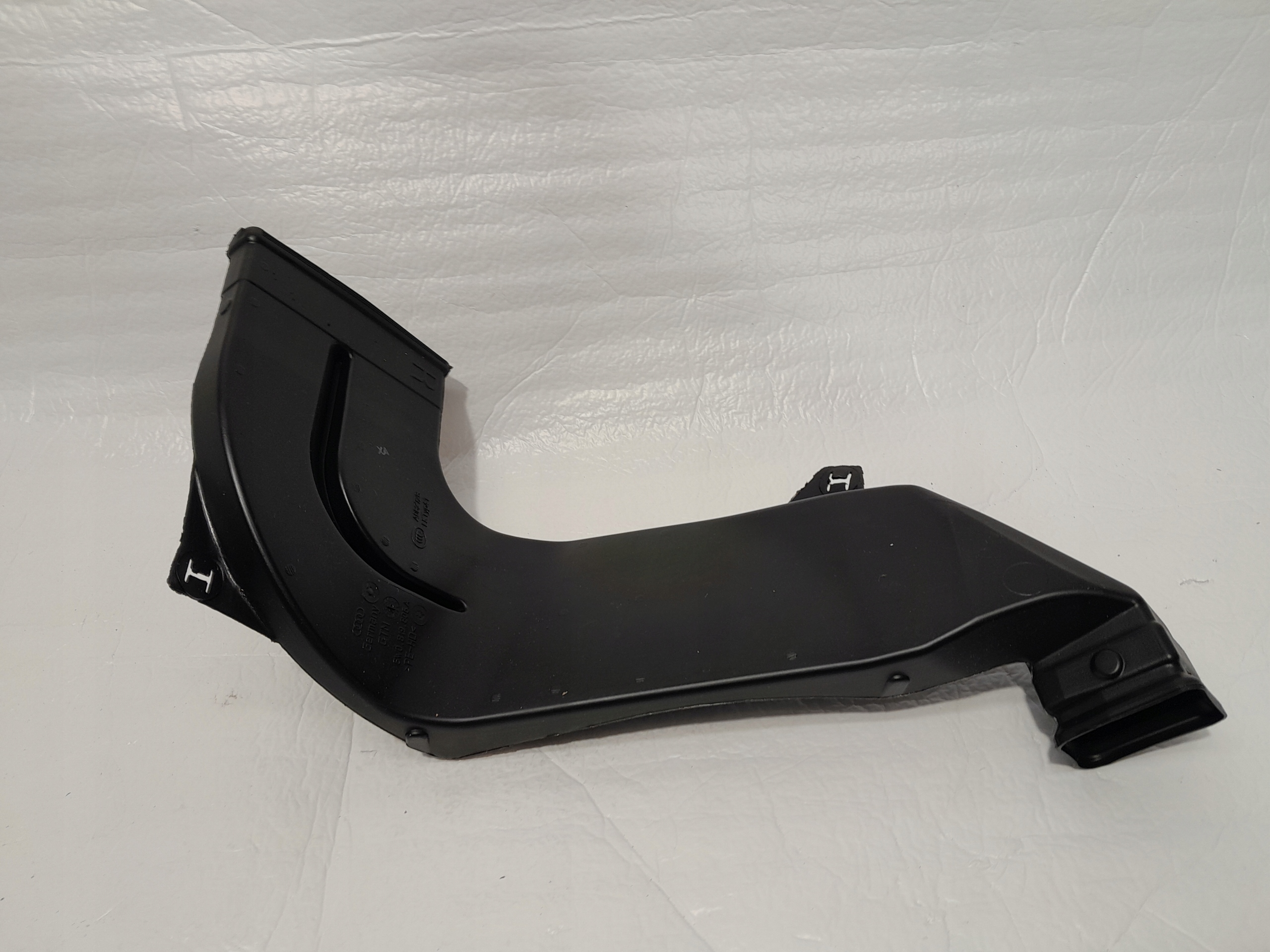 AUDI A4 B9 LIFT drain intake air right 8W0819806A