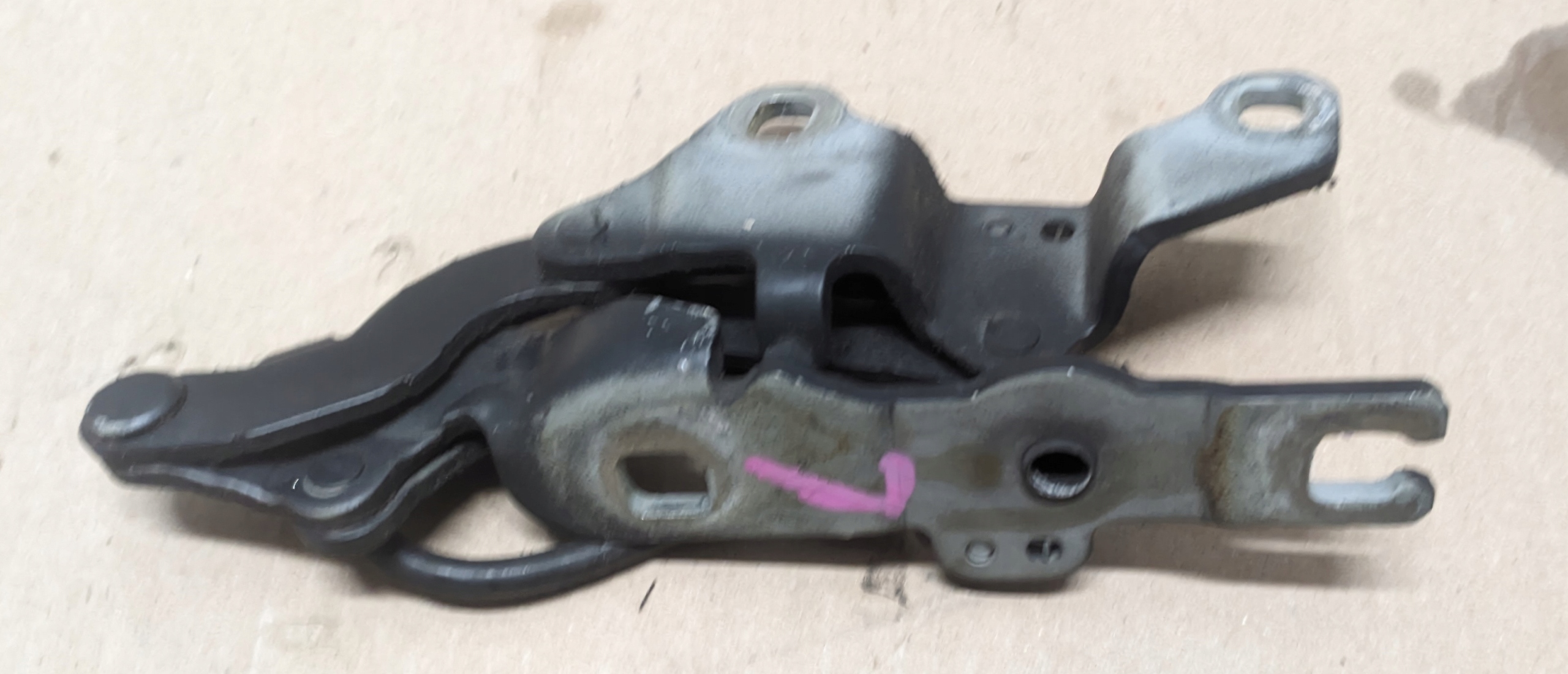 BMW E87 2.0D 11R hinge bonnets left 7060559