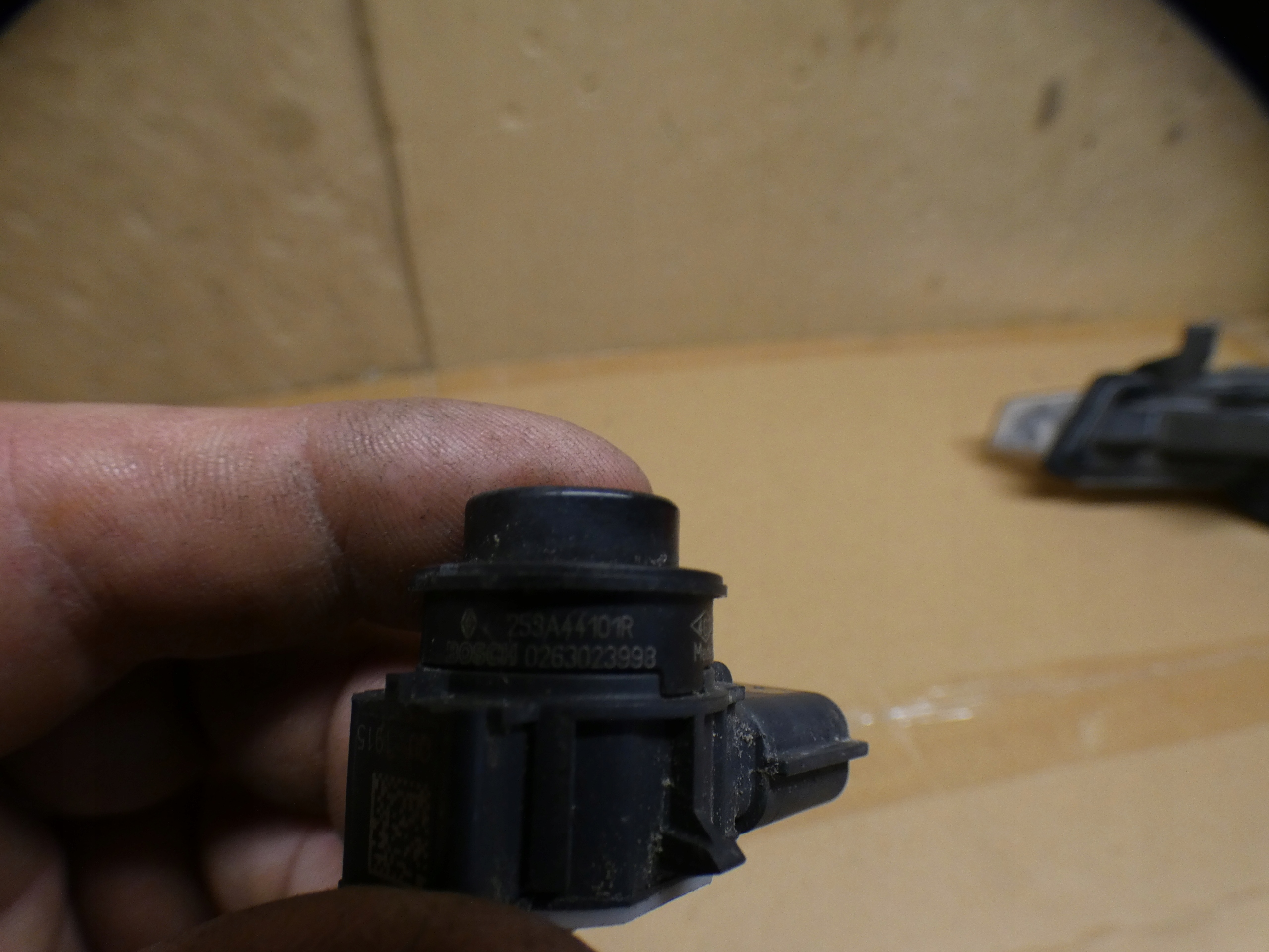 Sensor Parken Halter links vorne RENAULT MEGANE IV 253A77100R