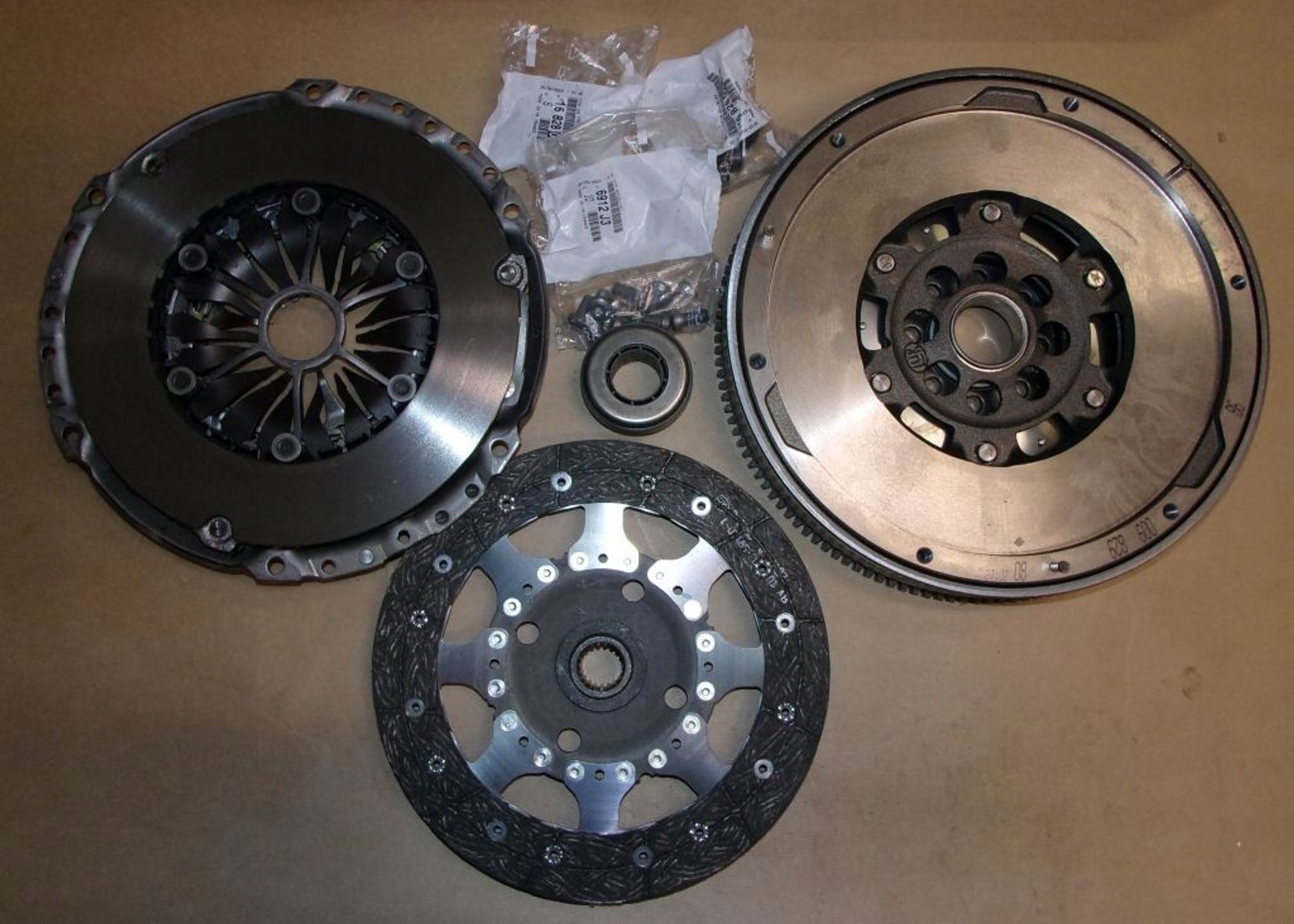 KOŁO DWUMASOWE+SPRZĘGŁO C C4 2.0HDI Producent części Peugeot OE