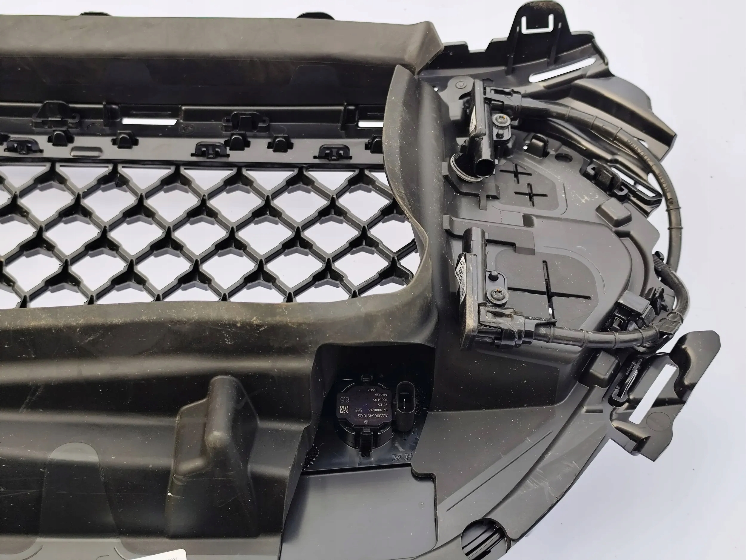 GRILL ATRAPA MERCEDES E-Klas W214 AMG A2148805300 PDC KAMERA RADAR ORYGINAL Strona zabudowy przód