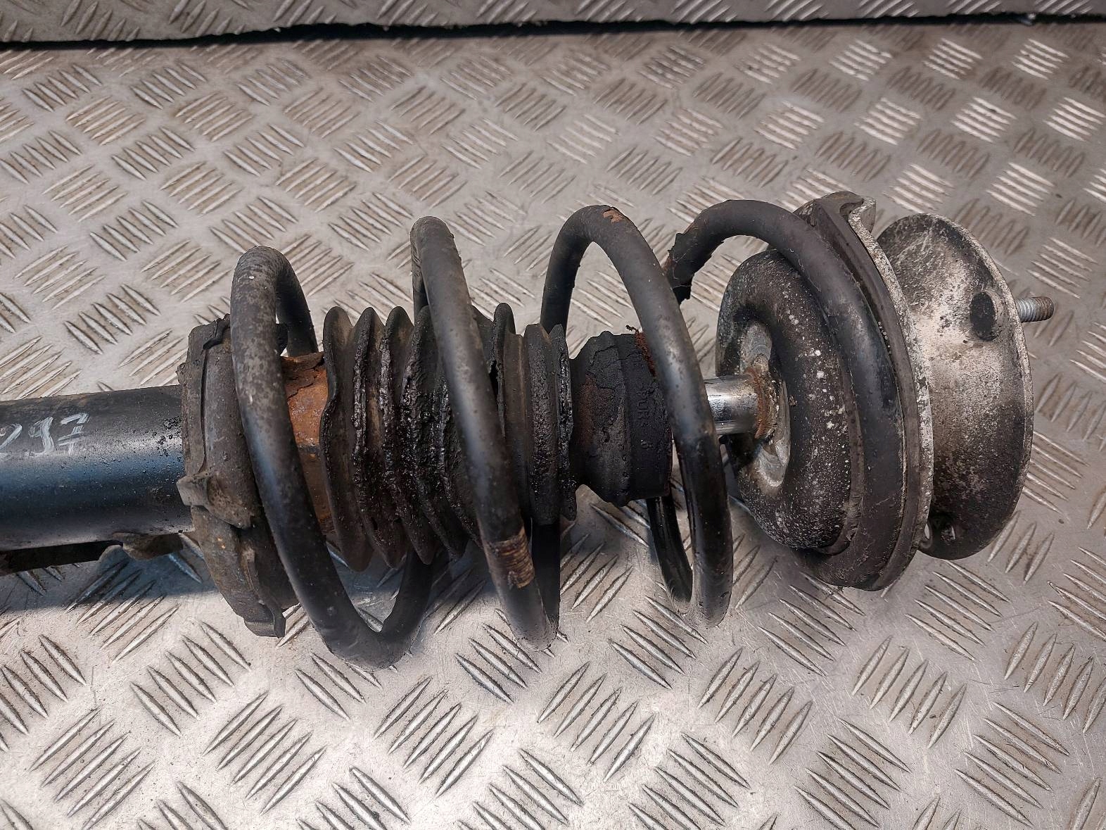 tlumič struna otoč levý předek BMW E87 118d 6786023