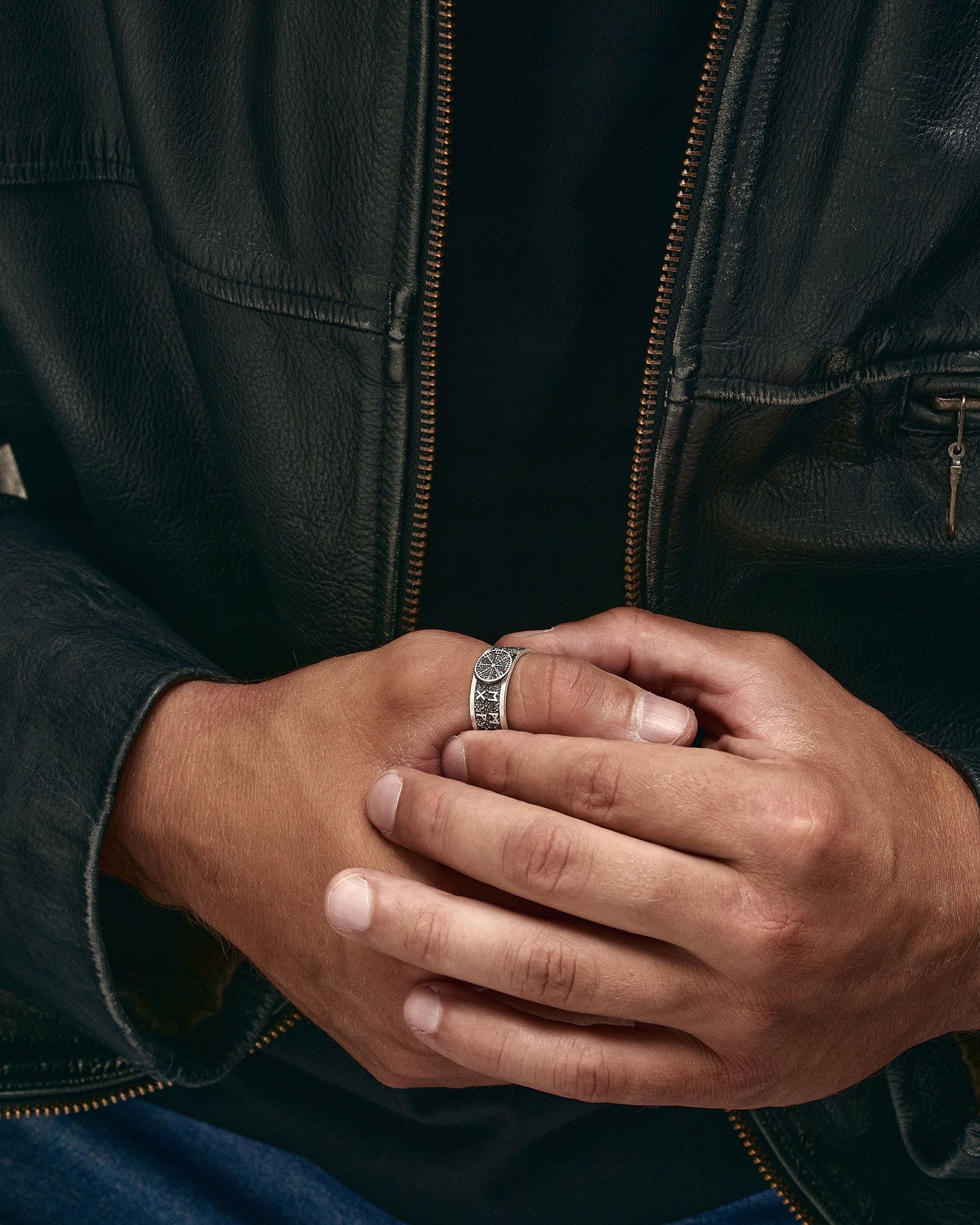 Srebrny pierścień VEGVISIR WITH RUNES 19.5 Marka Reytel