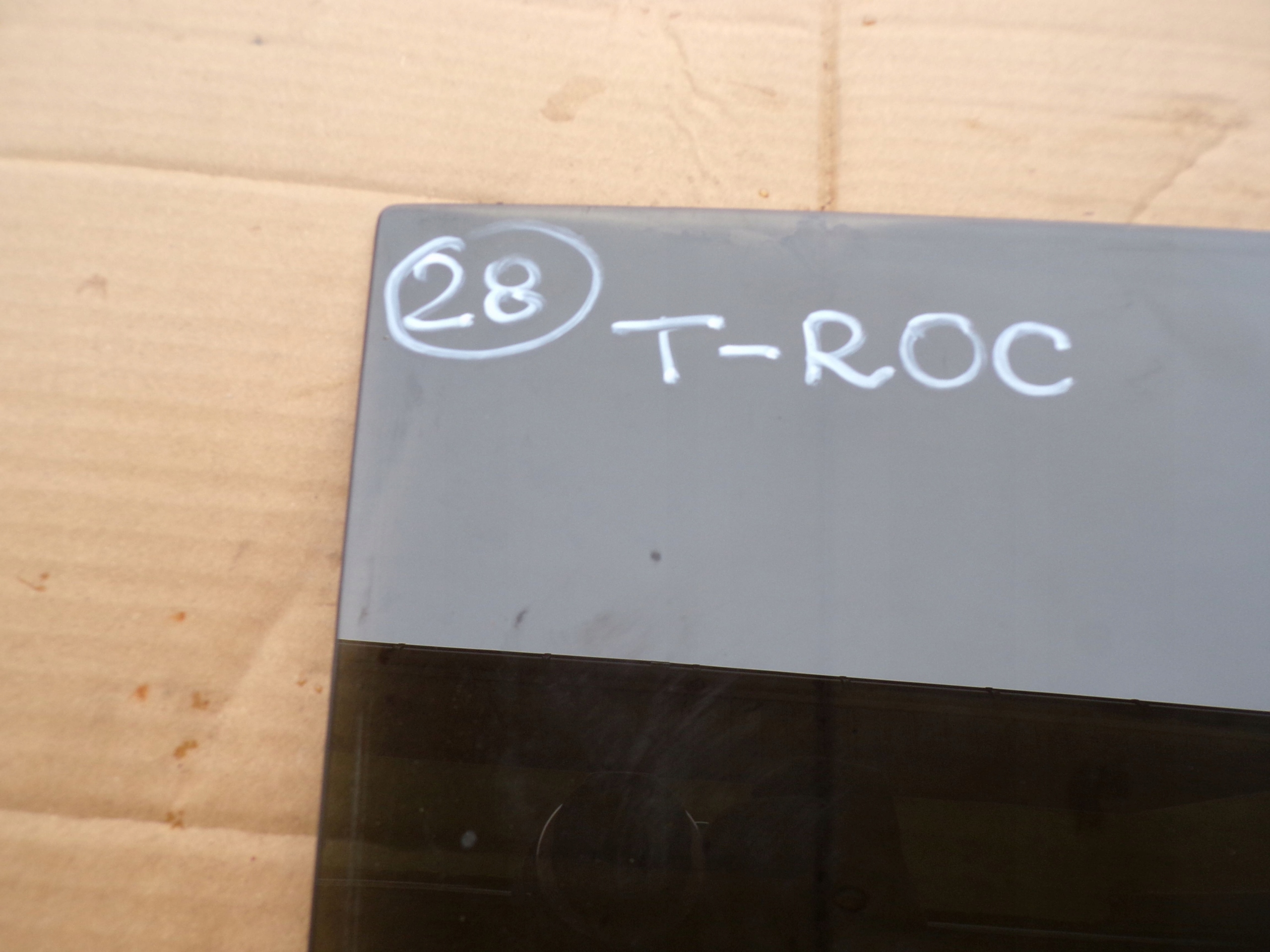 SZYBA DRZWI PRAWY TYŁ VW T-ROC 2017R. CIEMNA Strona zabudowy tył - prawa