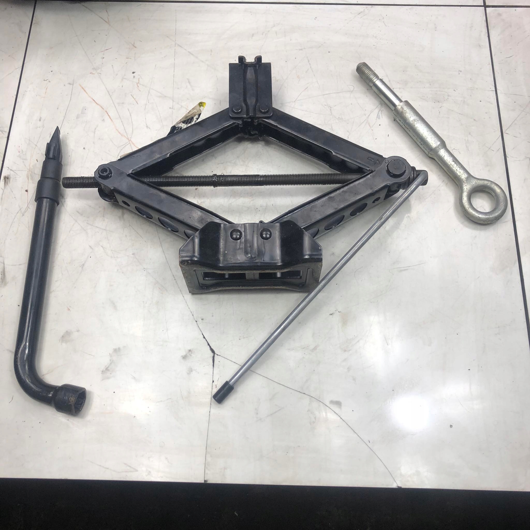 LEWAREK PODNOŚNIK SYROPIAN XC70 III XC60 I Numer katalogowy części T