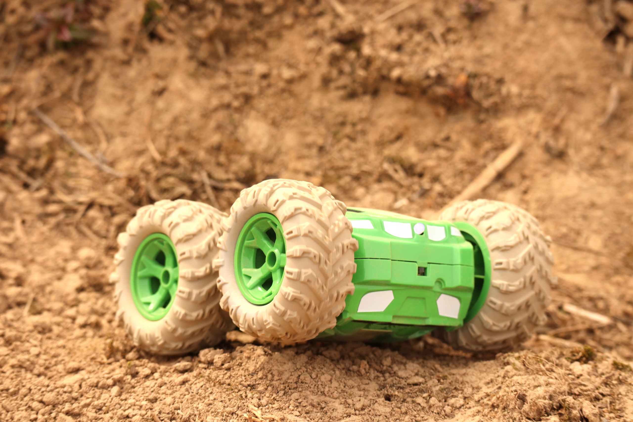 Diaľkovo ovládané auto Gear 2 Play RC kaskadérske pretekárske auto Séria RC kaskadérskeho pretekárskeho auta