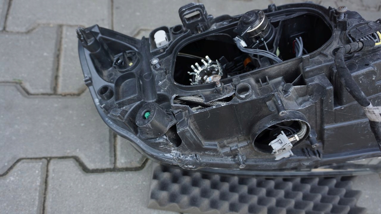 VOLVO S60 V60 LIFT - left light XENON