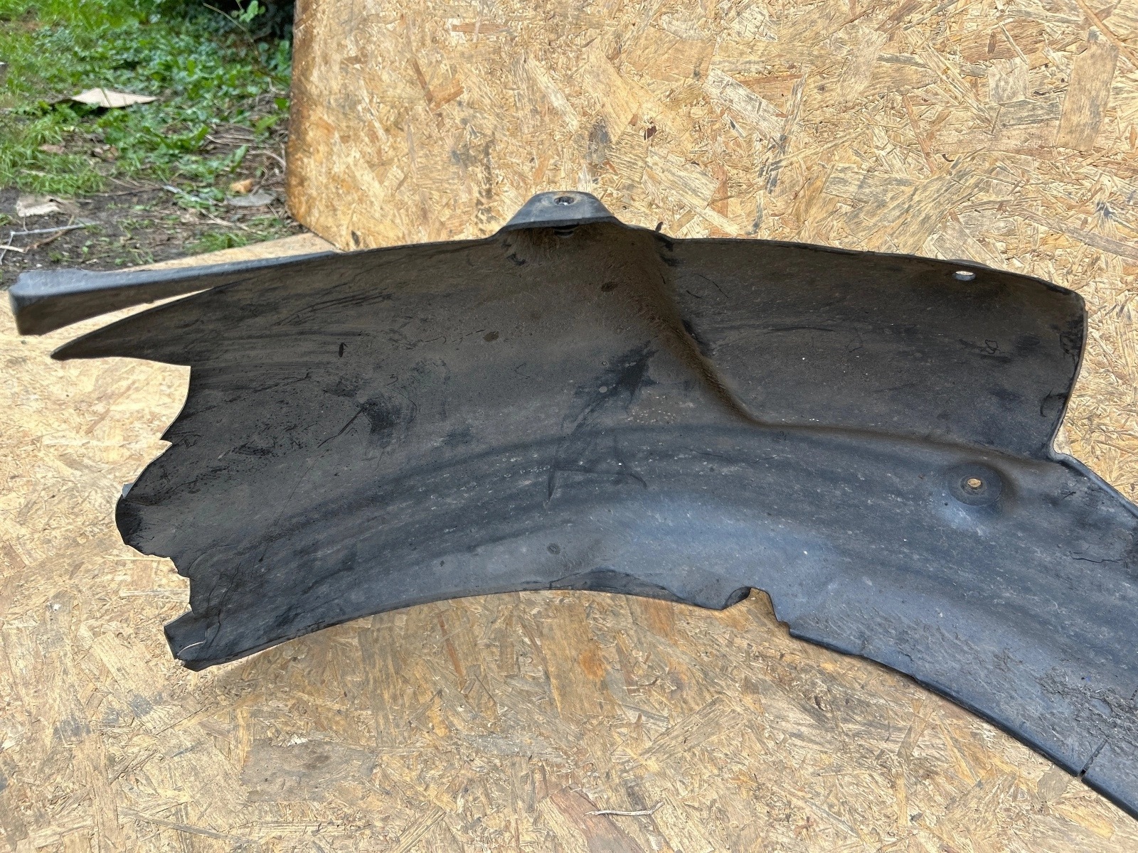 damaged mudguard right front Kia Caren’s IV 2013