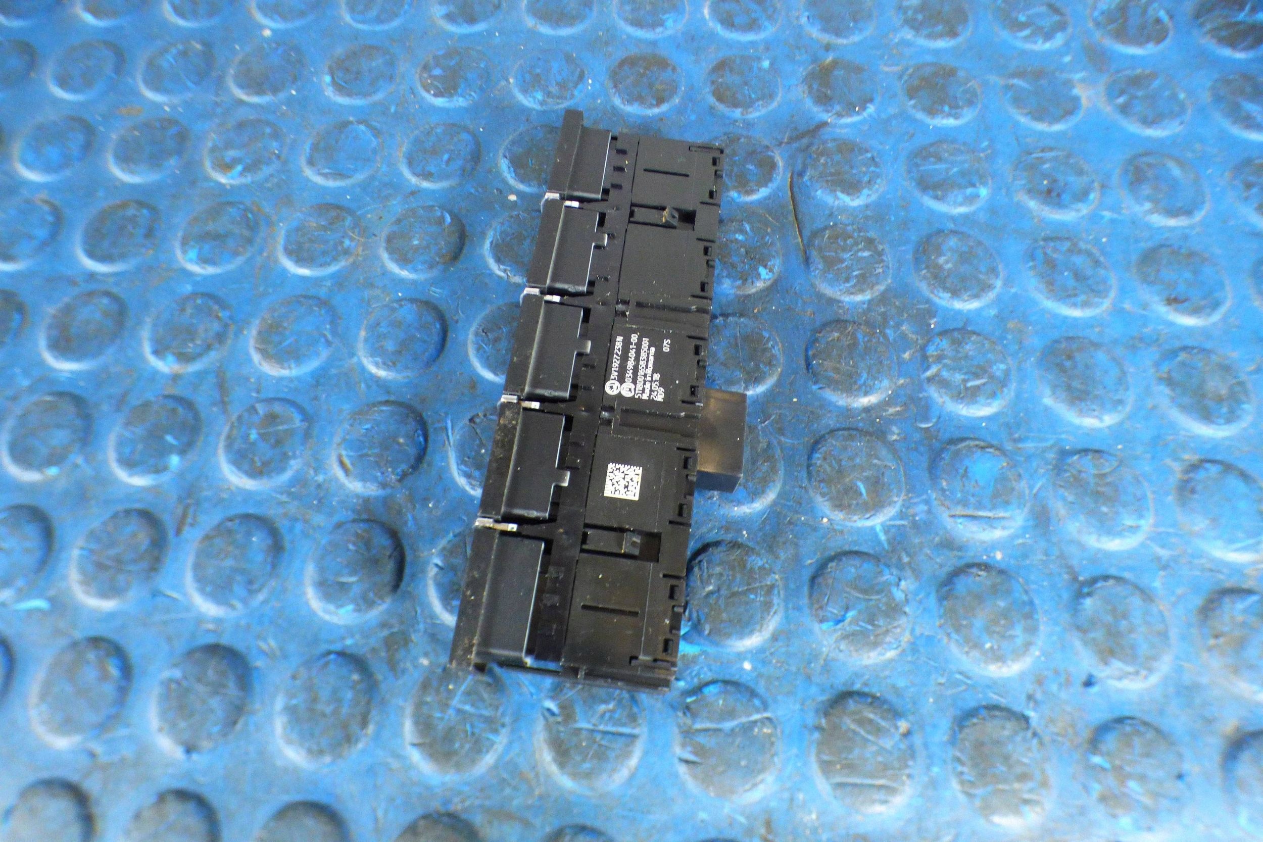 Skoda Superb III switch kontroli trakcji 3V1927238N