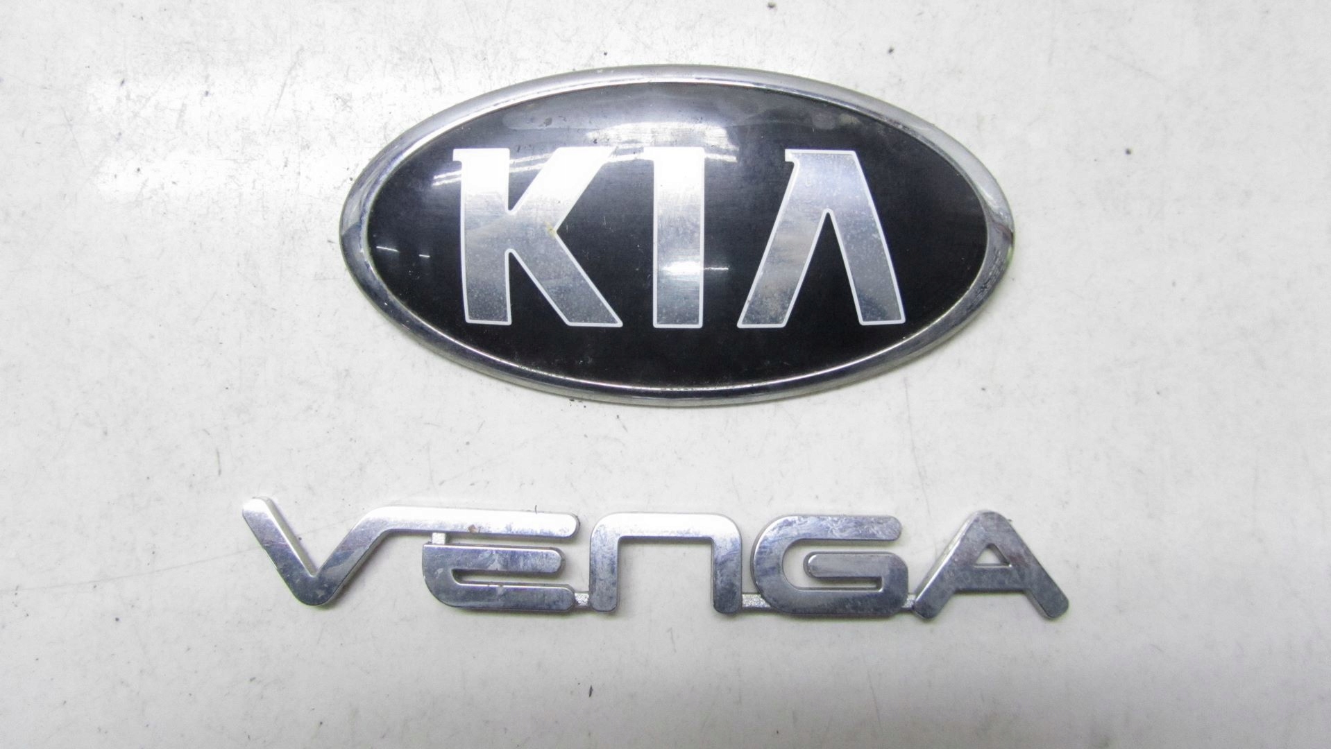 KIA VENGA EMBLEMAT ZNACZEK KLAPY EMBLEMAT 09-16