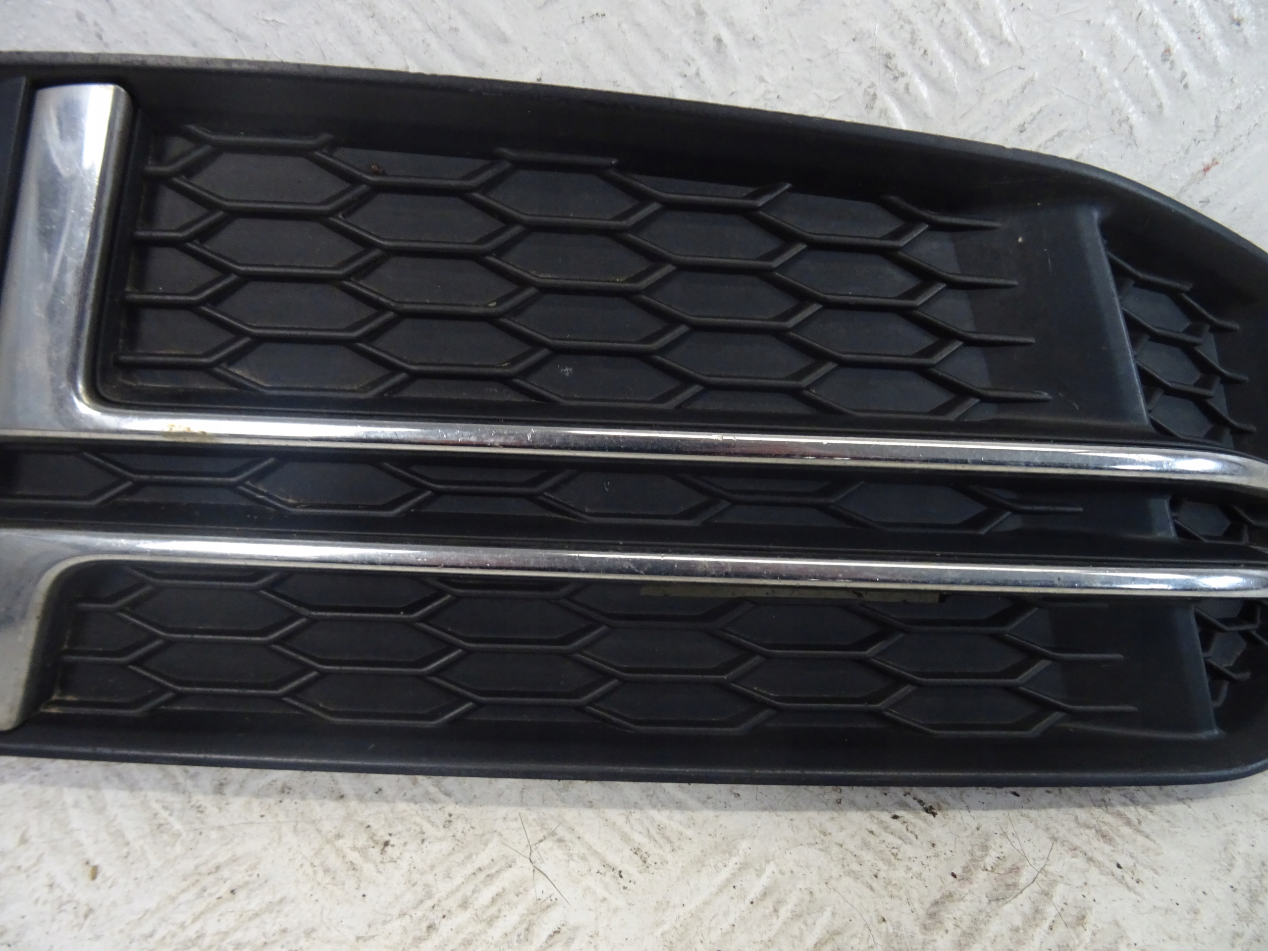 grid of a bumper right front AUDI A4 B9 S-LINE 8W0807682F