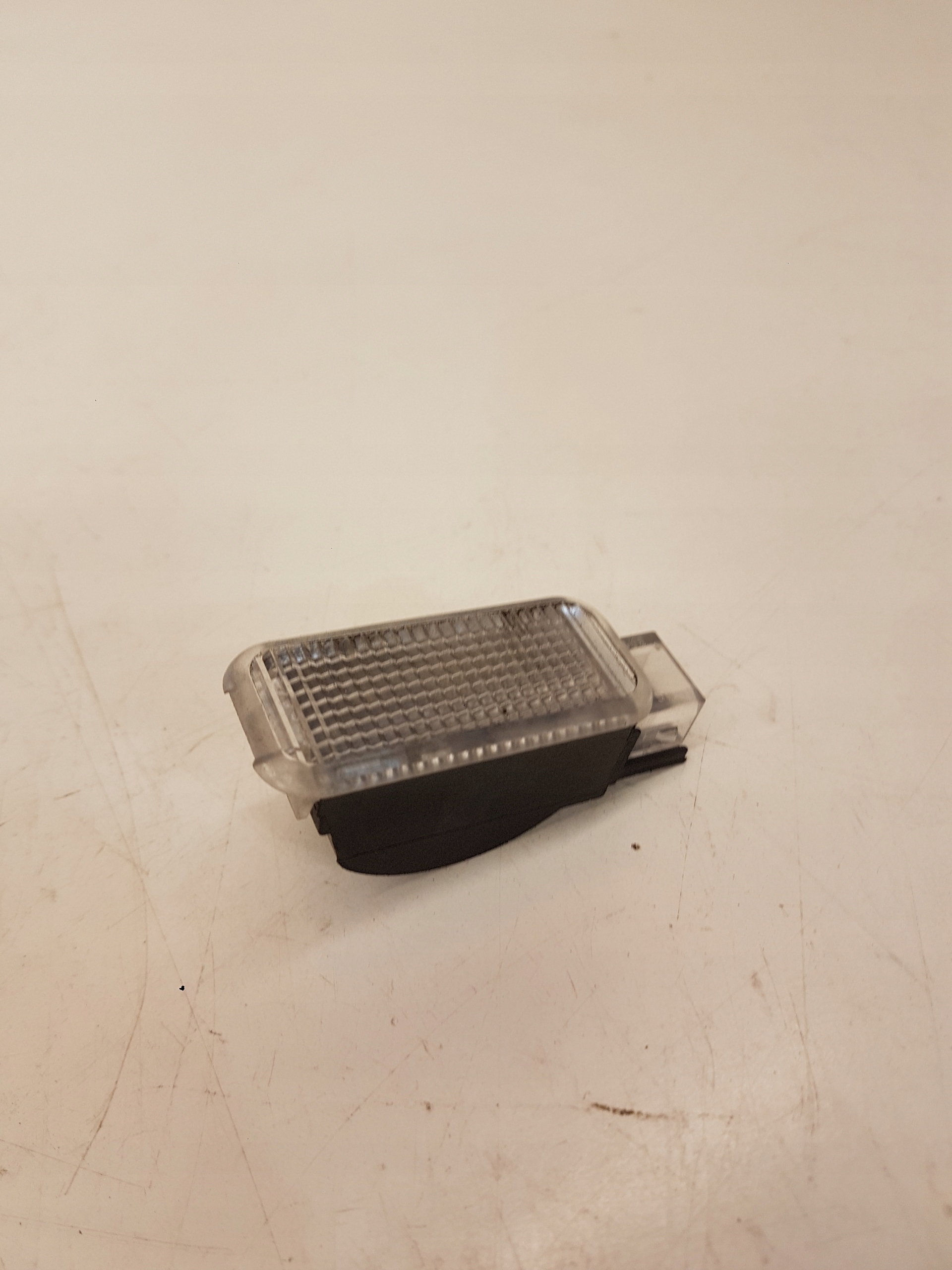 LAMPKA OŚWIETLENIE KABINY AUDI 4B0947415A