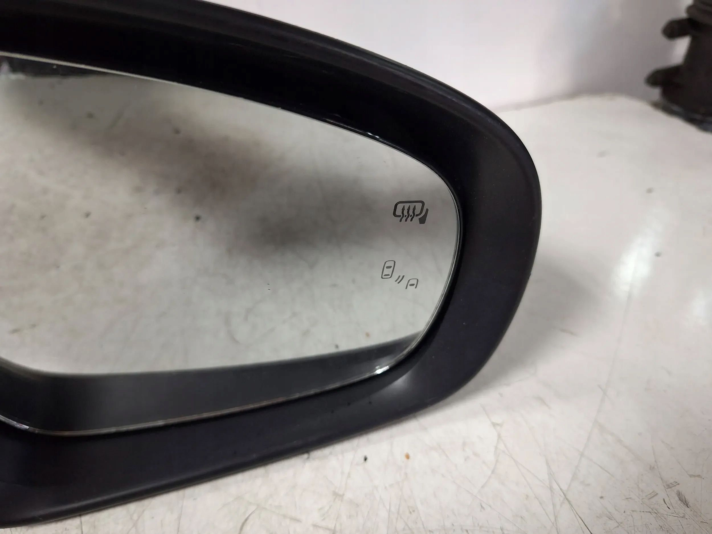 Lusterko prawe Suzuki Vitara II 15- 9PIN ASYSTENT Strona zabudowy prawa