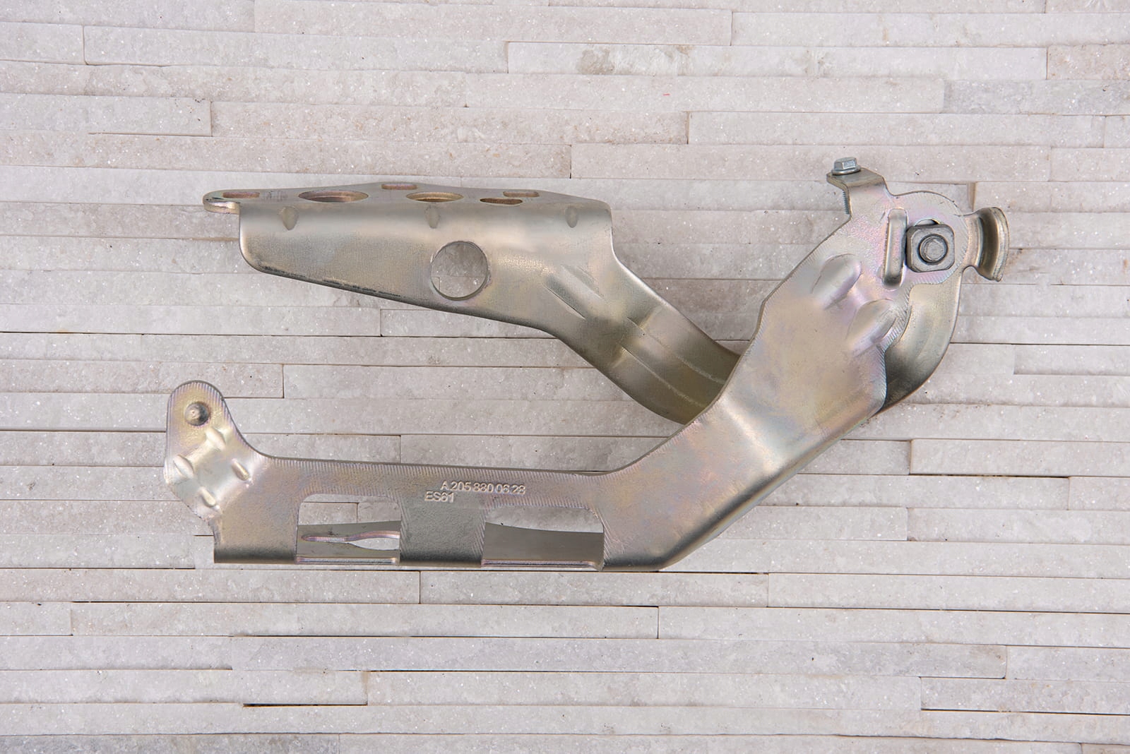 MERCEDES C W205 ZAWIAS POKRYWY MASKI A2058800628 Strona zabudowy przód