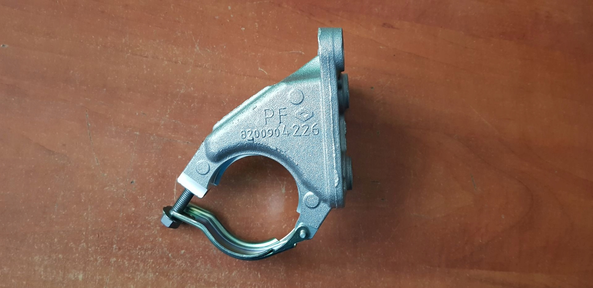 Renault OE 8200904226 podpora półosi