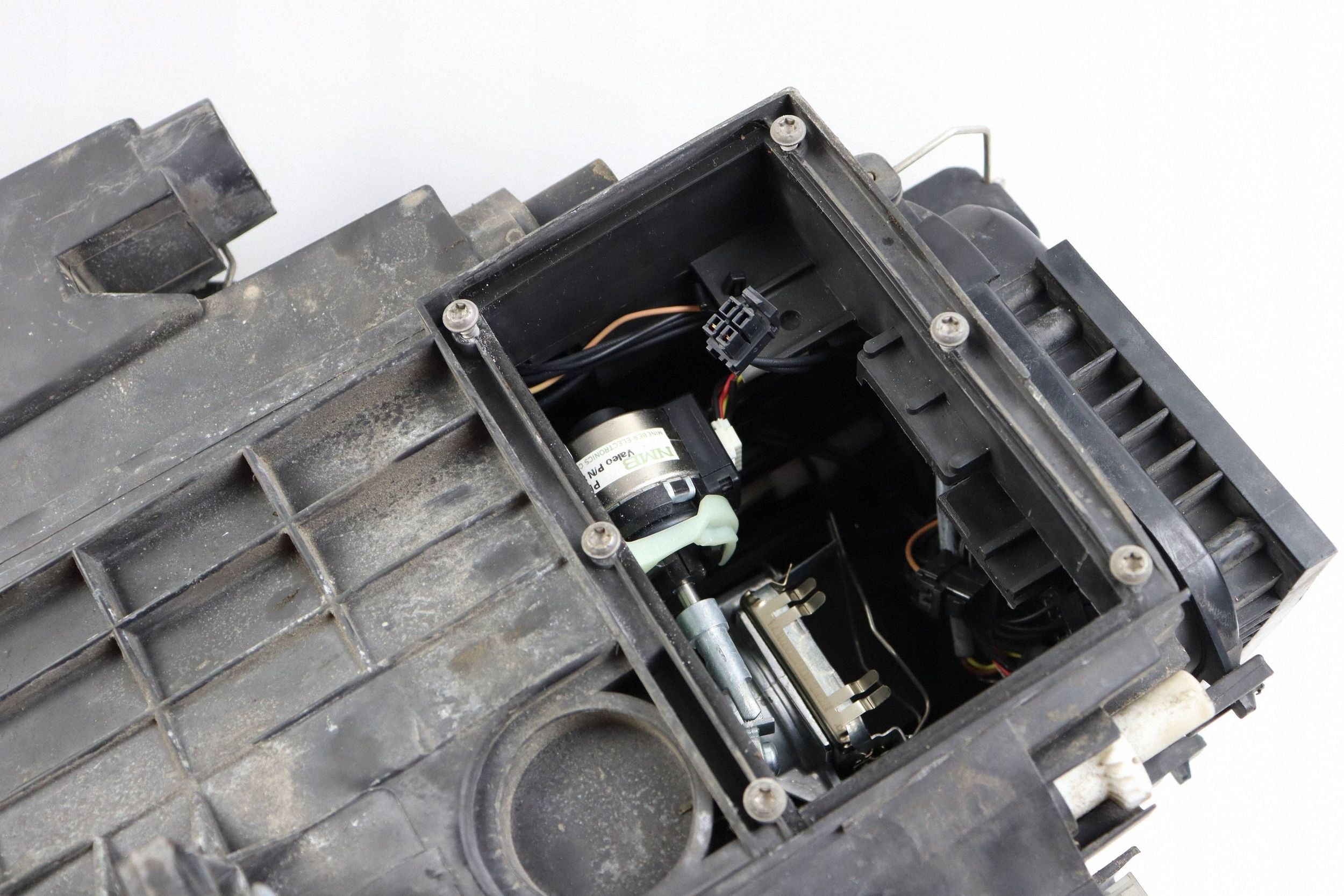 VW PASSAT B6 light front right front BI-XENON SKRETNA EUROPA 3C0941752D