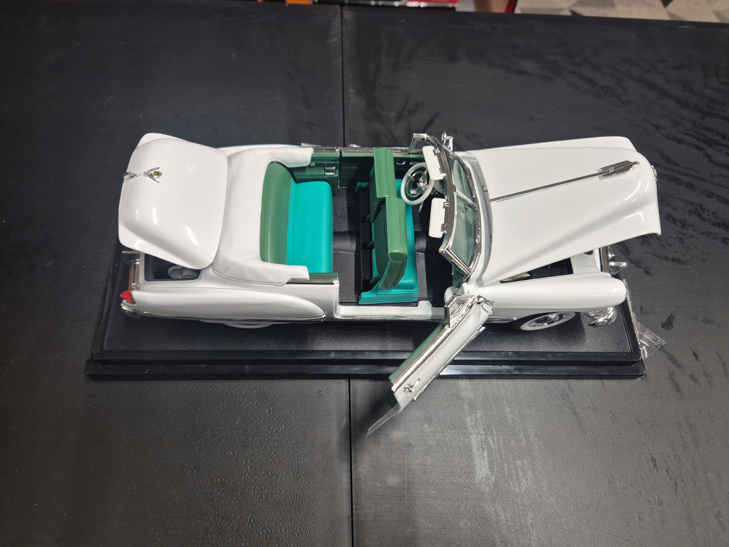 CADILLAC COUPE DE VILLE 1949 1/18 ROAD SIGNATURE LDC 92308 Model DE VILLE