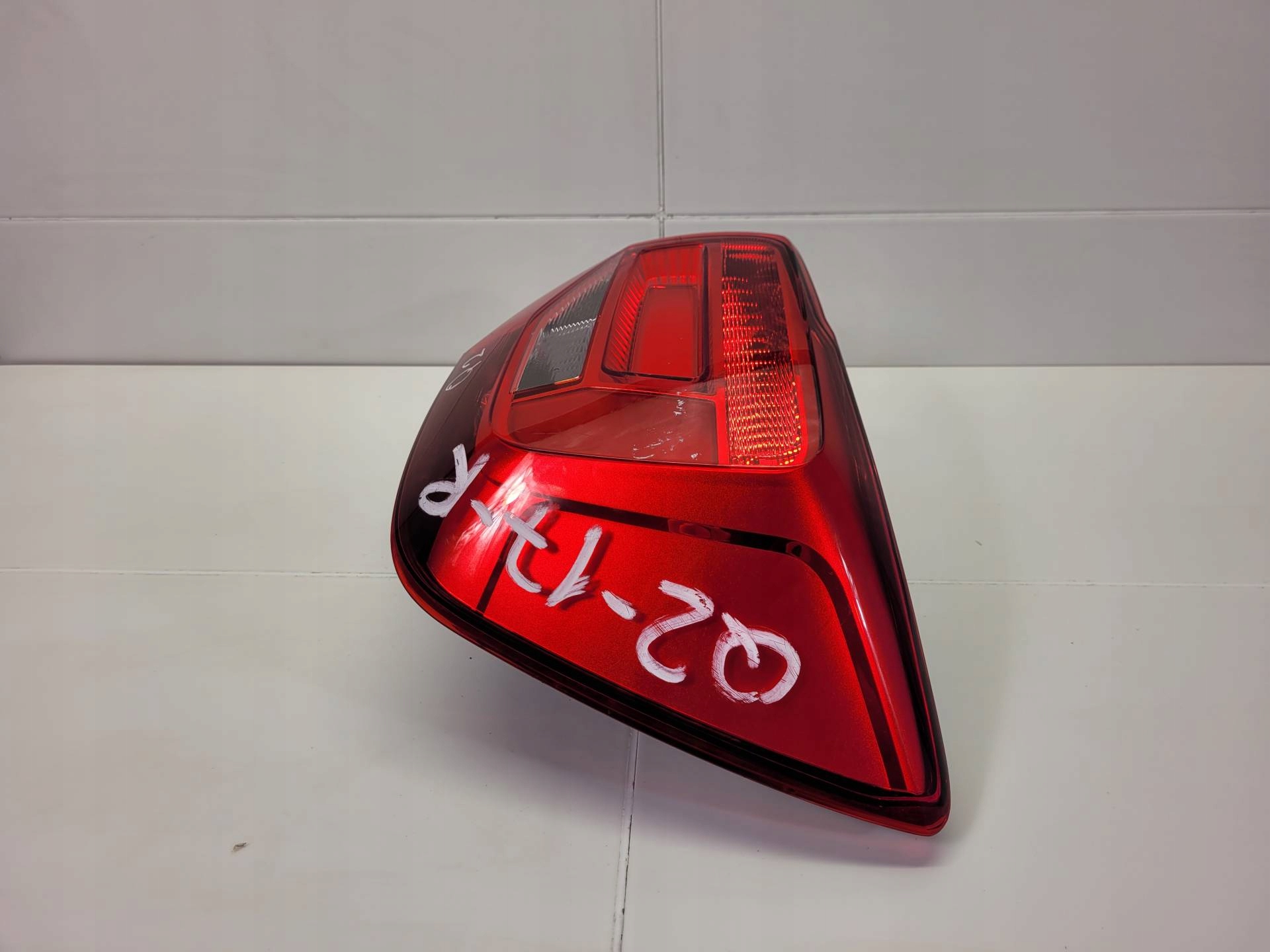 light rear right side Audi Q2 GA 2018 81A 945 070