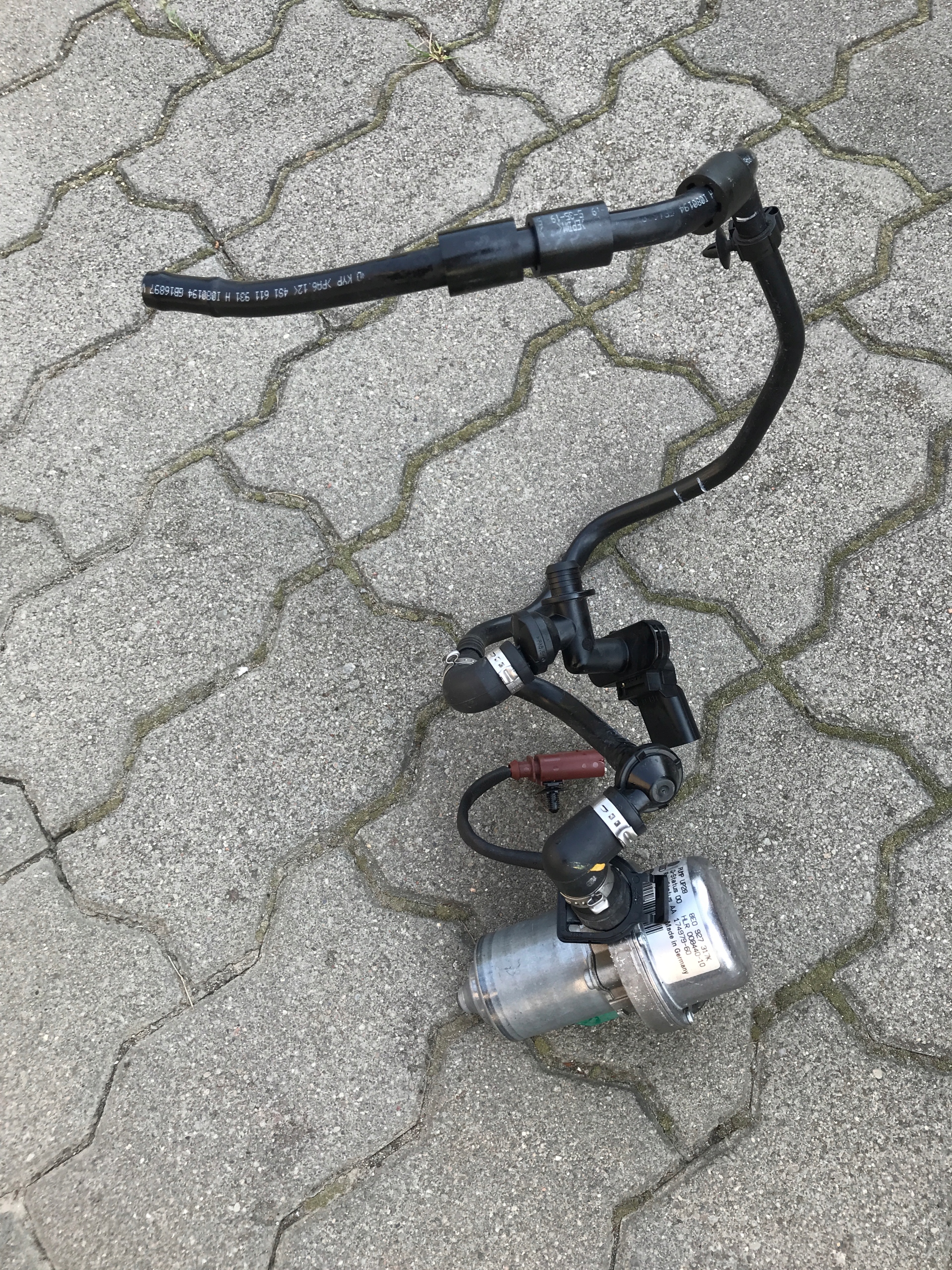 AUDI R8 5.2 plus pump vacual 8E0927317K