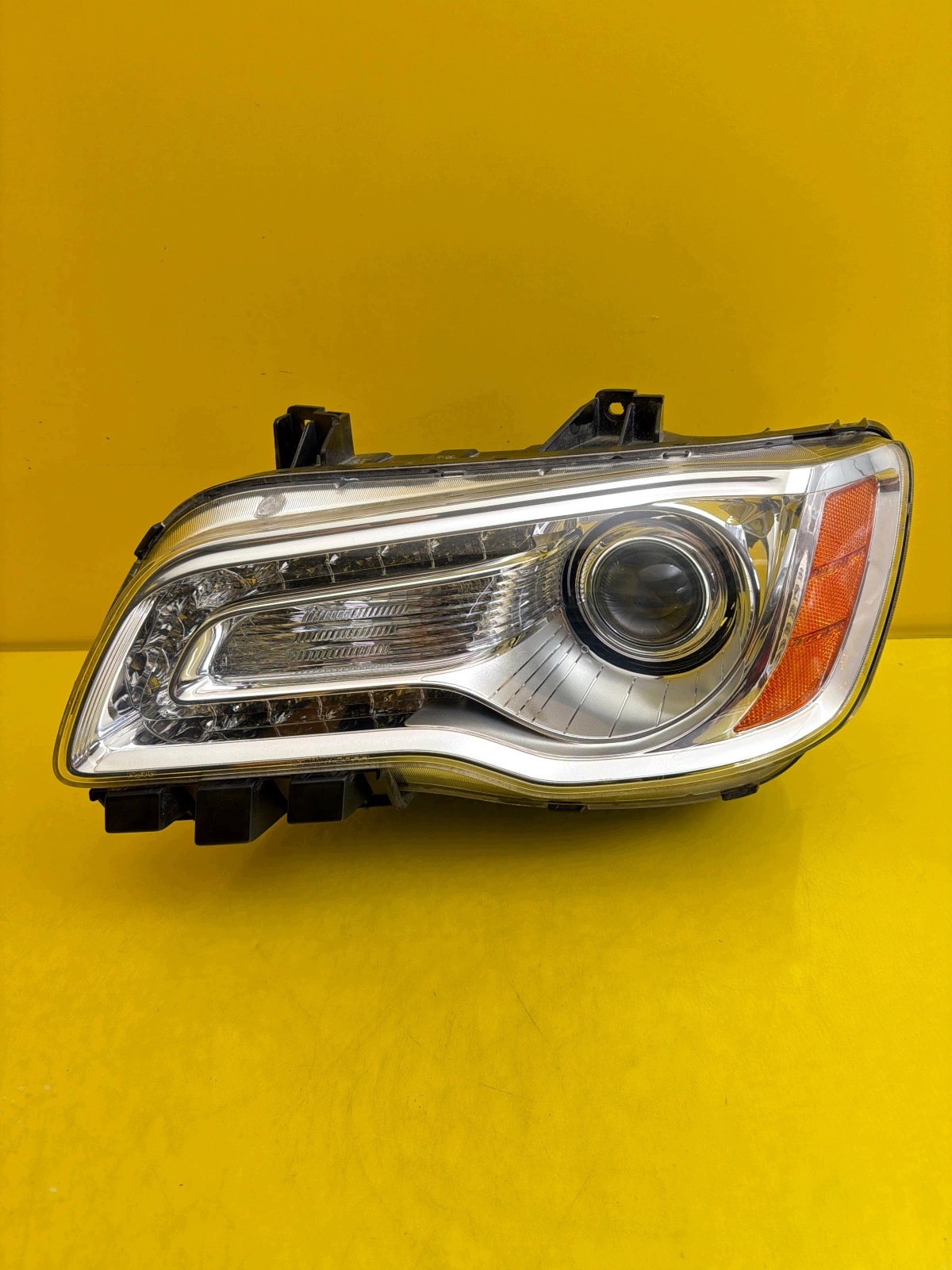light left front Chrysler 300C II Lancia Thema Xenon 2011-2014 68042155AD