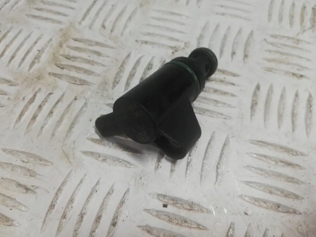 Skoda Superb III датчик масла 05L906455K