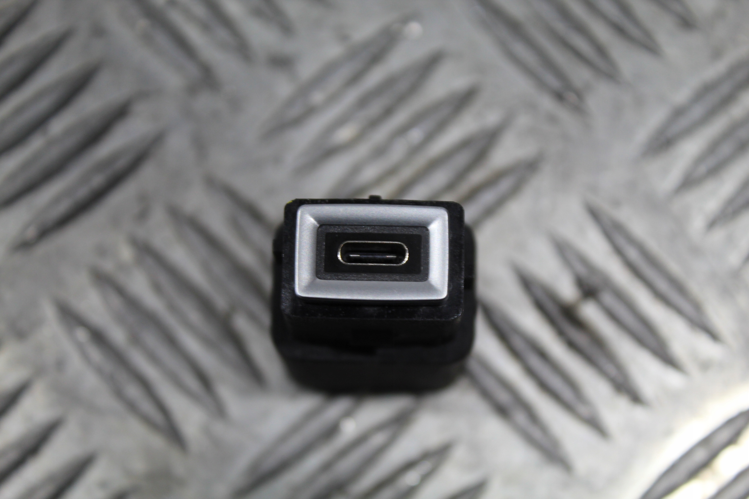 adapter UCB TYPU C PEUGEOT 208 II 2 9831377180