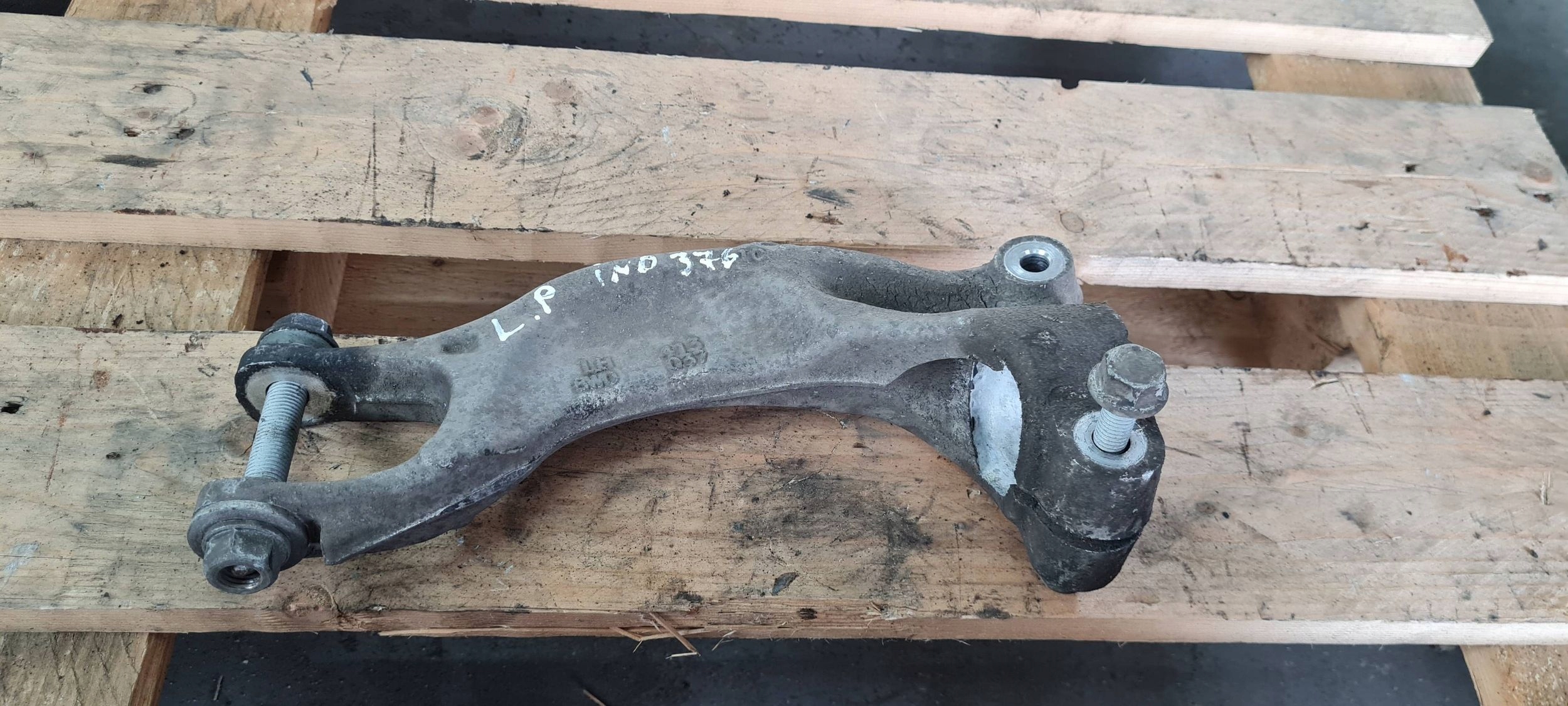 A4 B9 8W WIDELEC bracket of a shock absorber left front 8W0413037E A5 8W