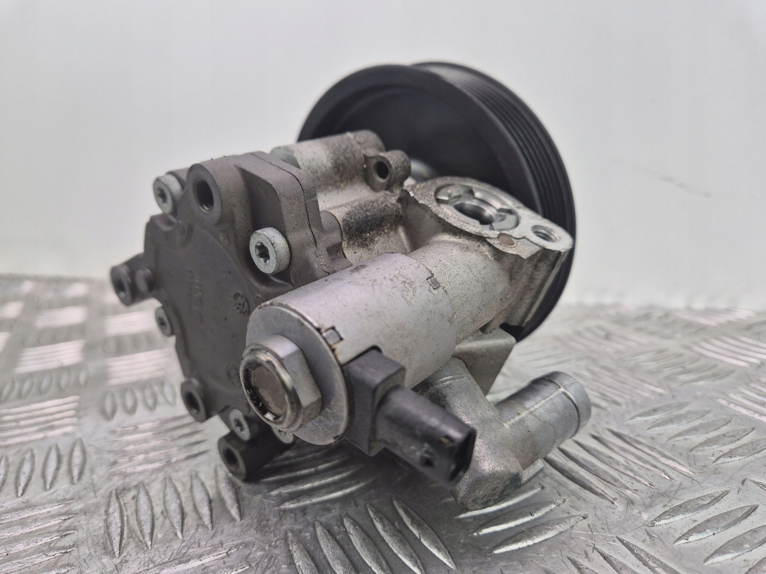 Mercedes C250 CGI W204 servo pump A0064667501 M271860