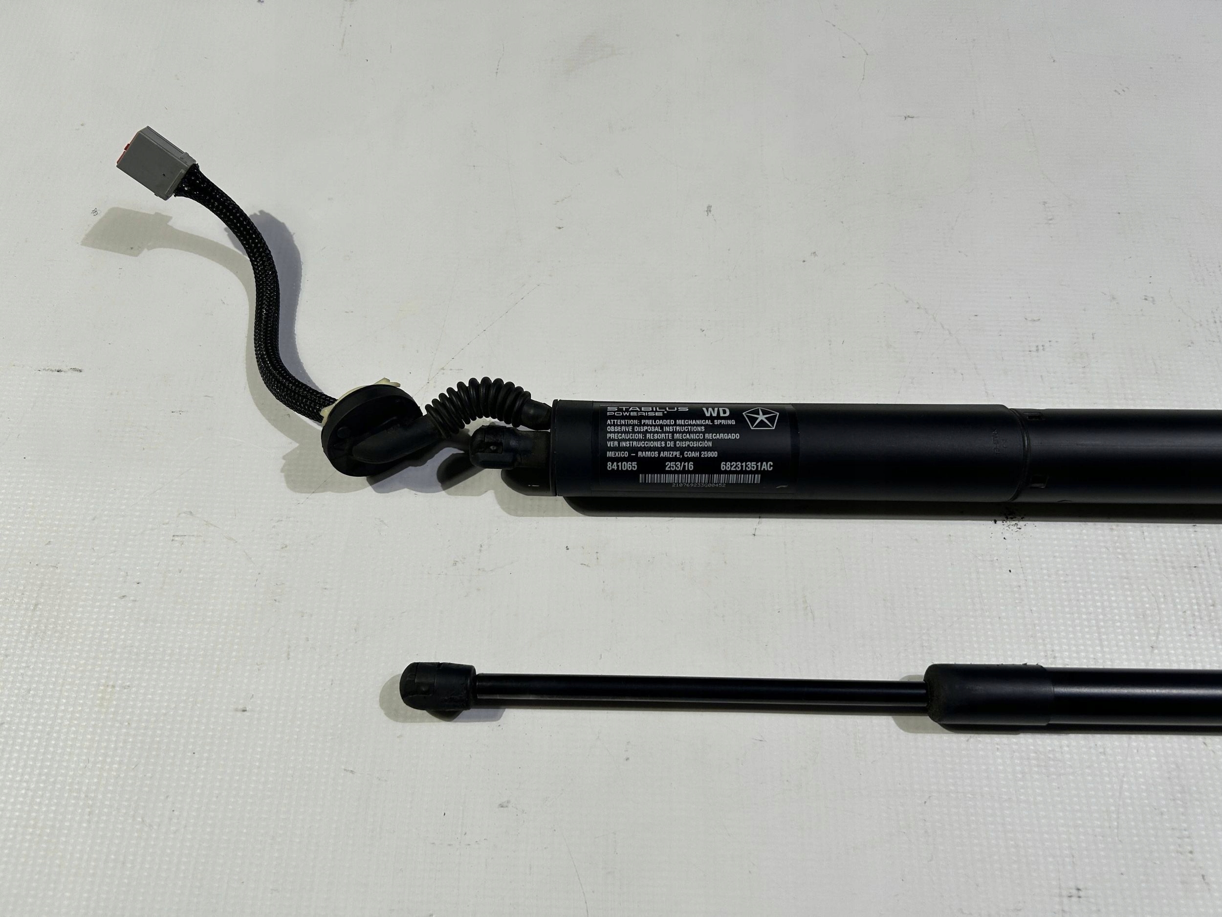 damper electrical silowniki of rear bonnet boot Dodge Durango 2014