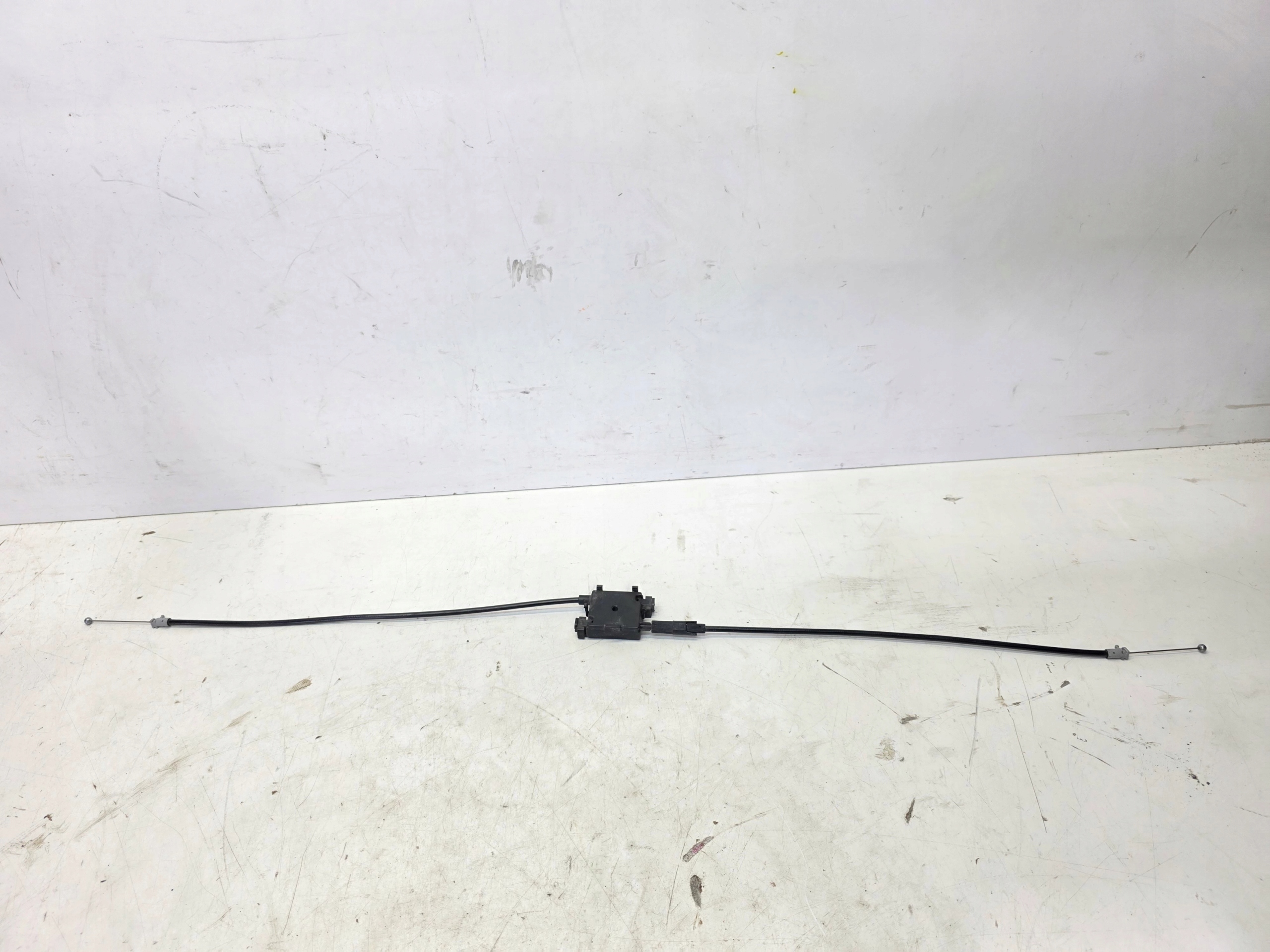 Câble Levier pour l’ouverture du capot AUDI A6 C8 4K0823531B