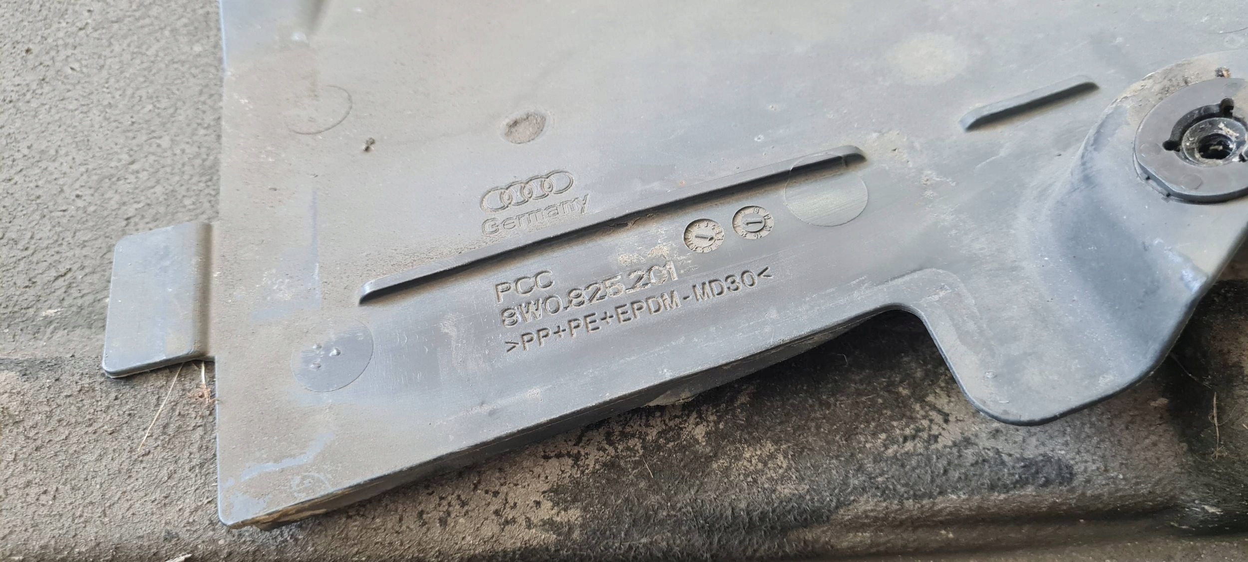 A4 B9 8W cover chassis left PRZECIWBLOTOWA 8W0825207A