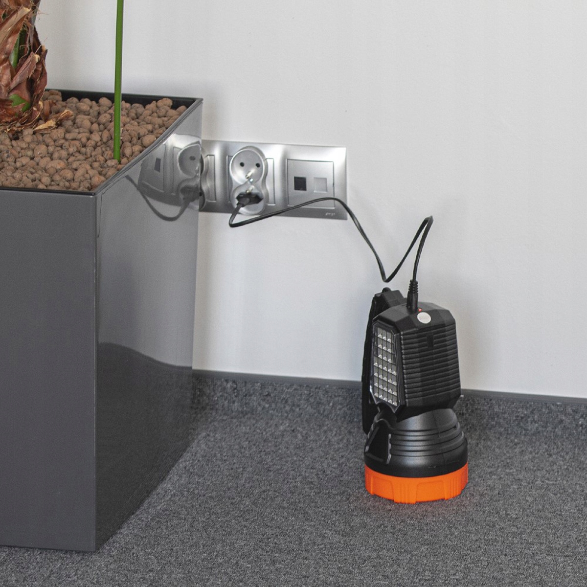 LATARKA LED MOCNA AKUMULATOROWA SZPERACZ ŁADOWALNA Materiał ABS