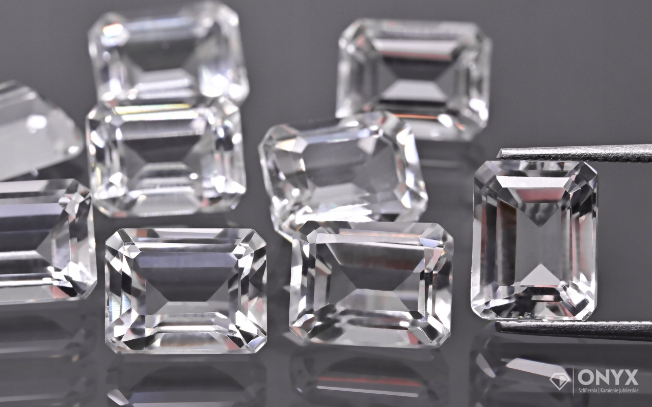 Topaz bílý fazetovaný oktagon 9x7 mm