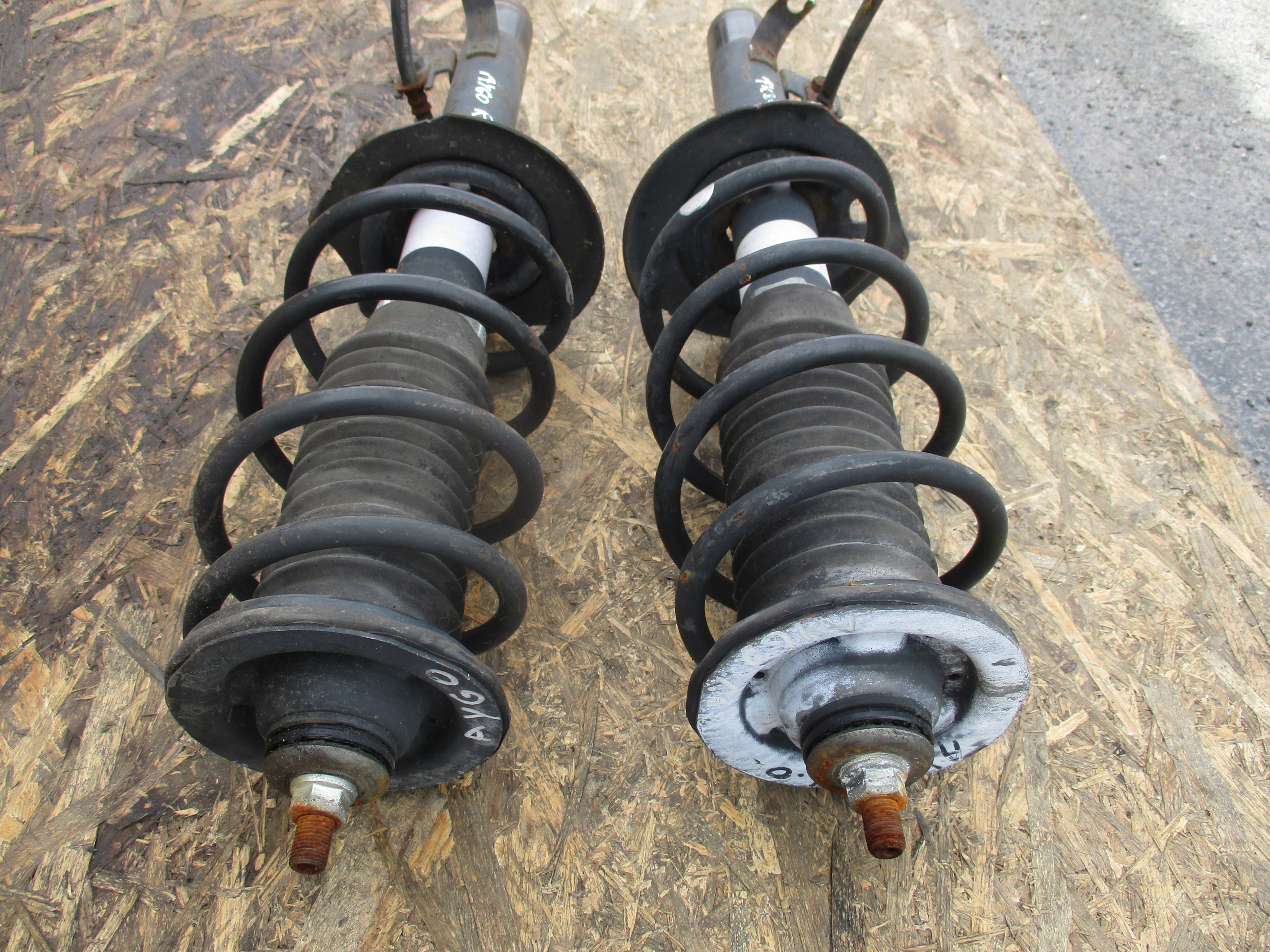shock absorber front right left Toyota Aygo 06-14