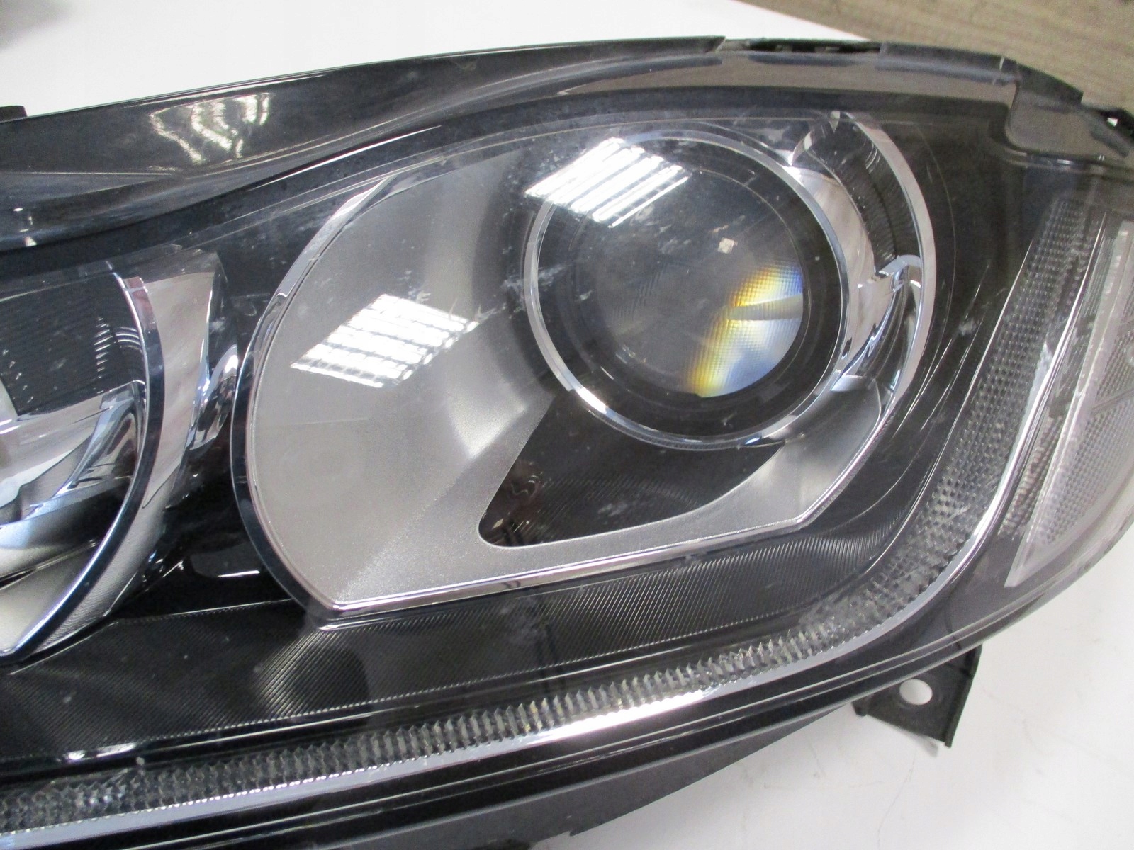 light XENON JAGUAR FPACE GX6313W030EF left