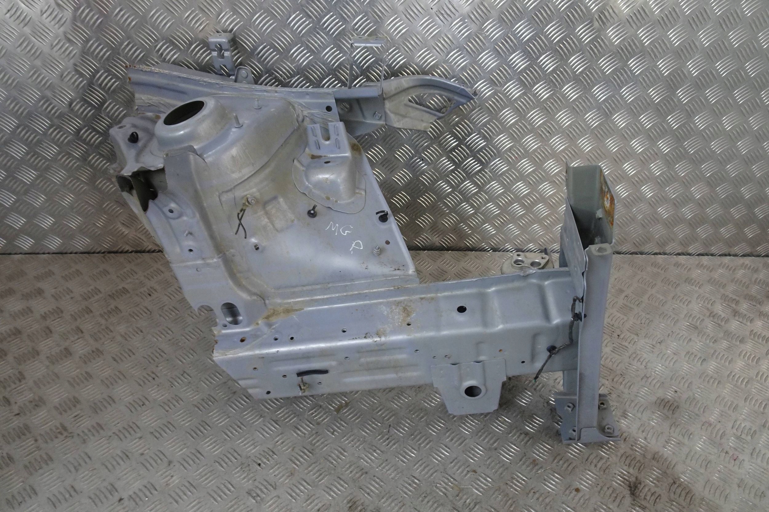 MG Marvel R четверть передняя левый 22-