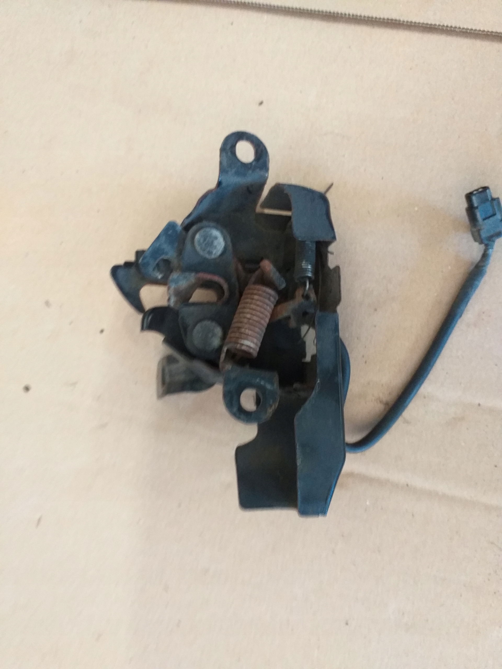 TOYOTA CAMRY VII замок капота передній 11-18