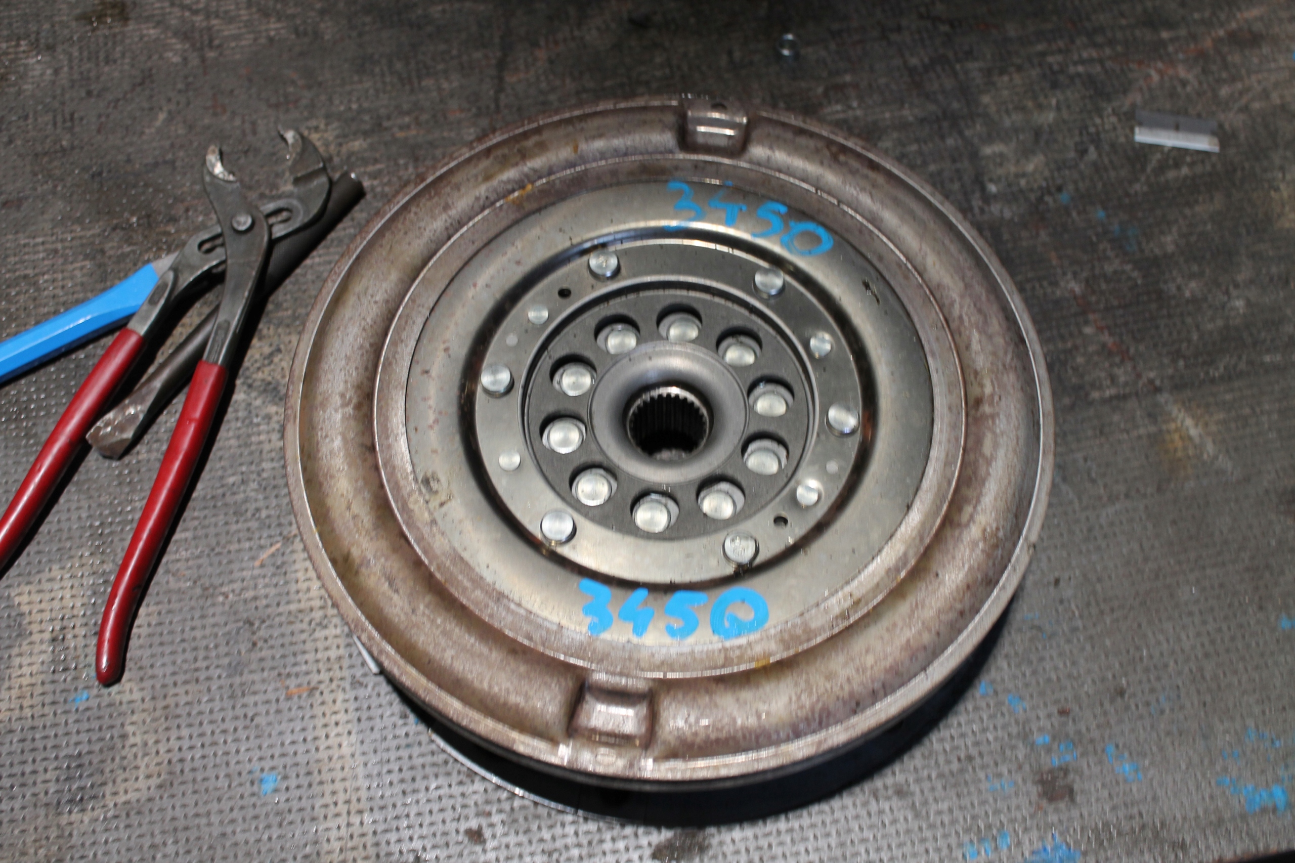 3450. wheel flywheel PORSCHE AUDI 0B5105317R
