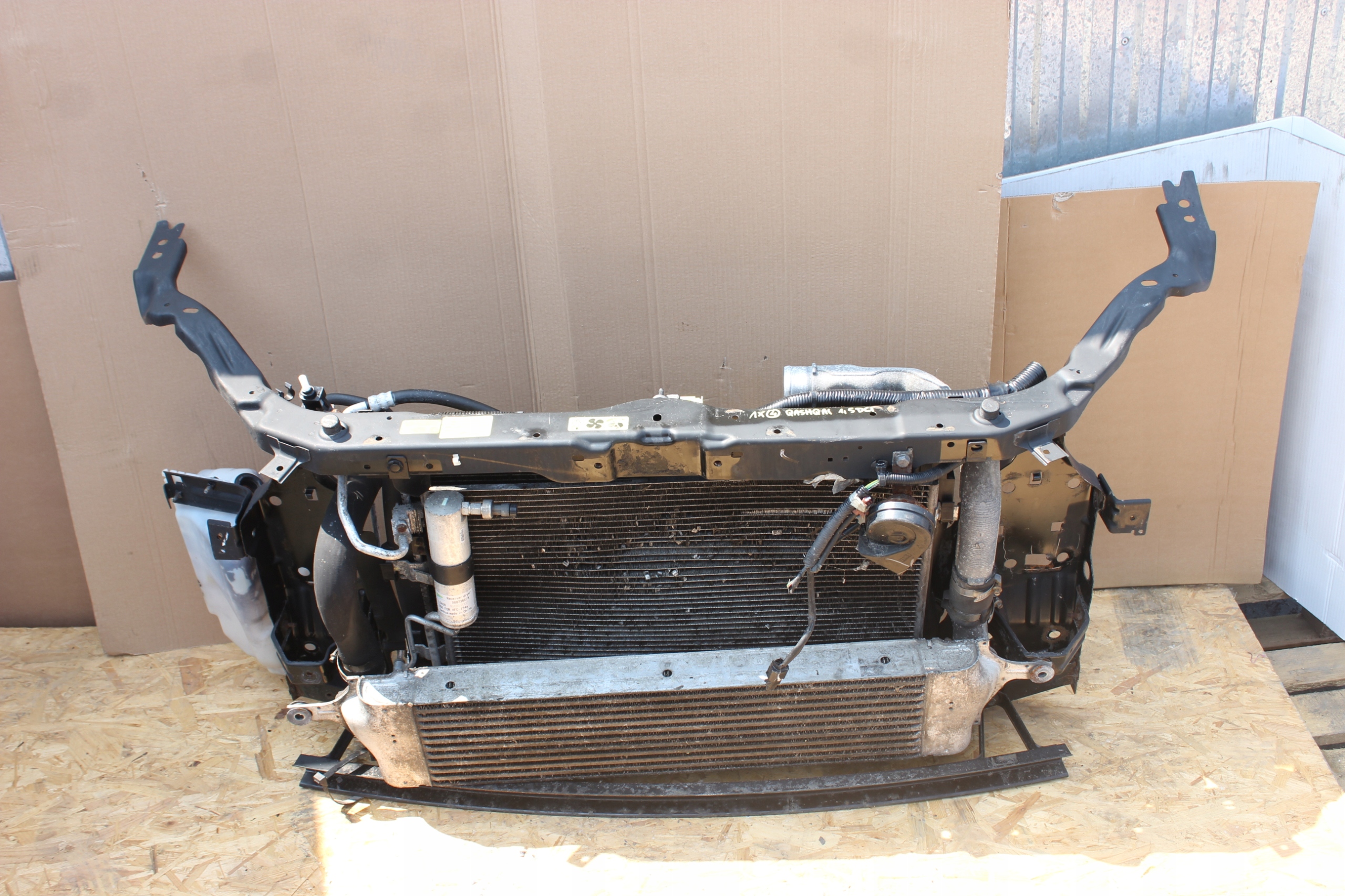 PAS PRZEDNI CHŁODNICE QASHQAI I J10 2006R- 2.0 DCI