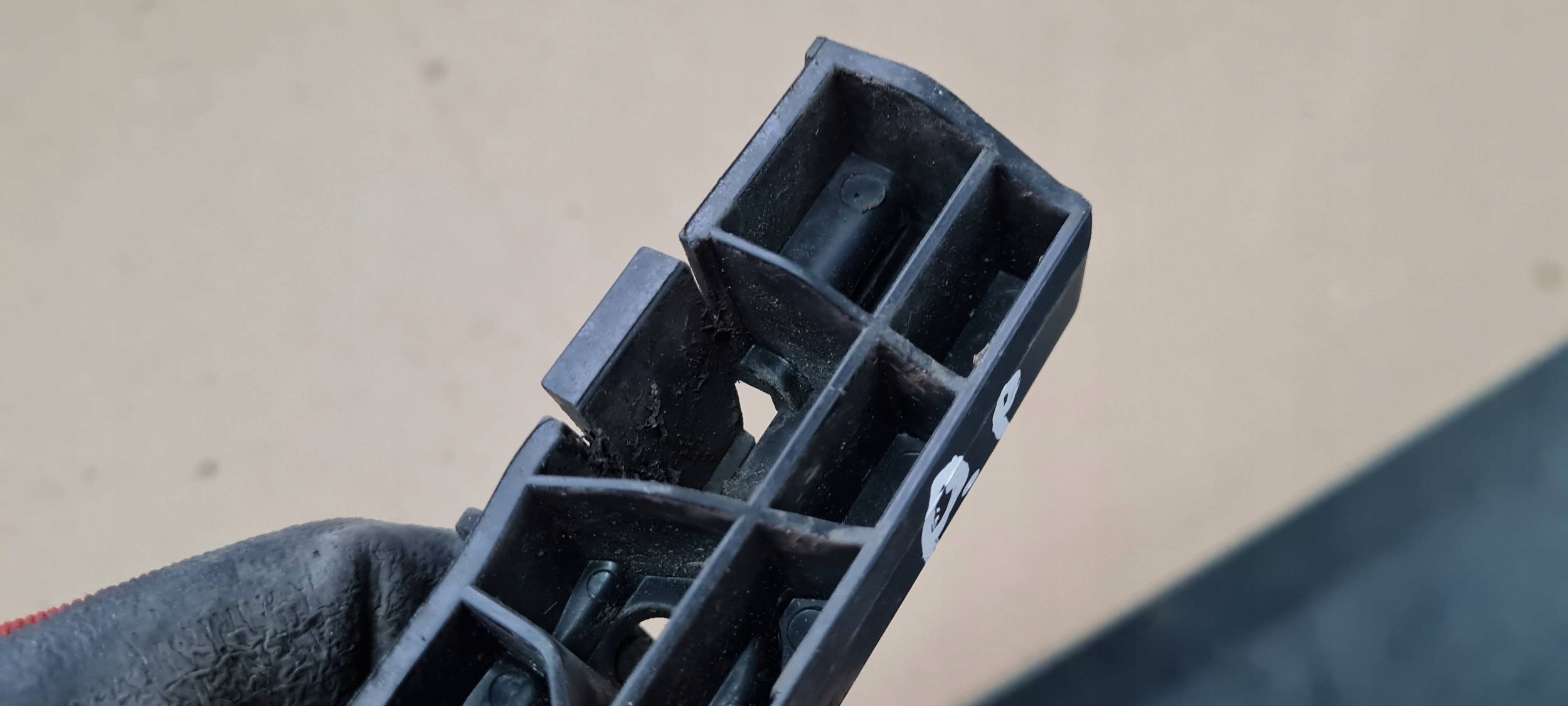 A6 C8 4K support UCHYWT holder mouldings PROGOWEJ right 4K0853860