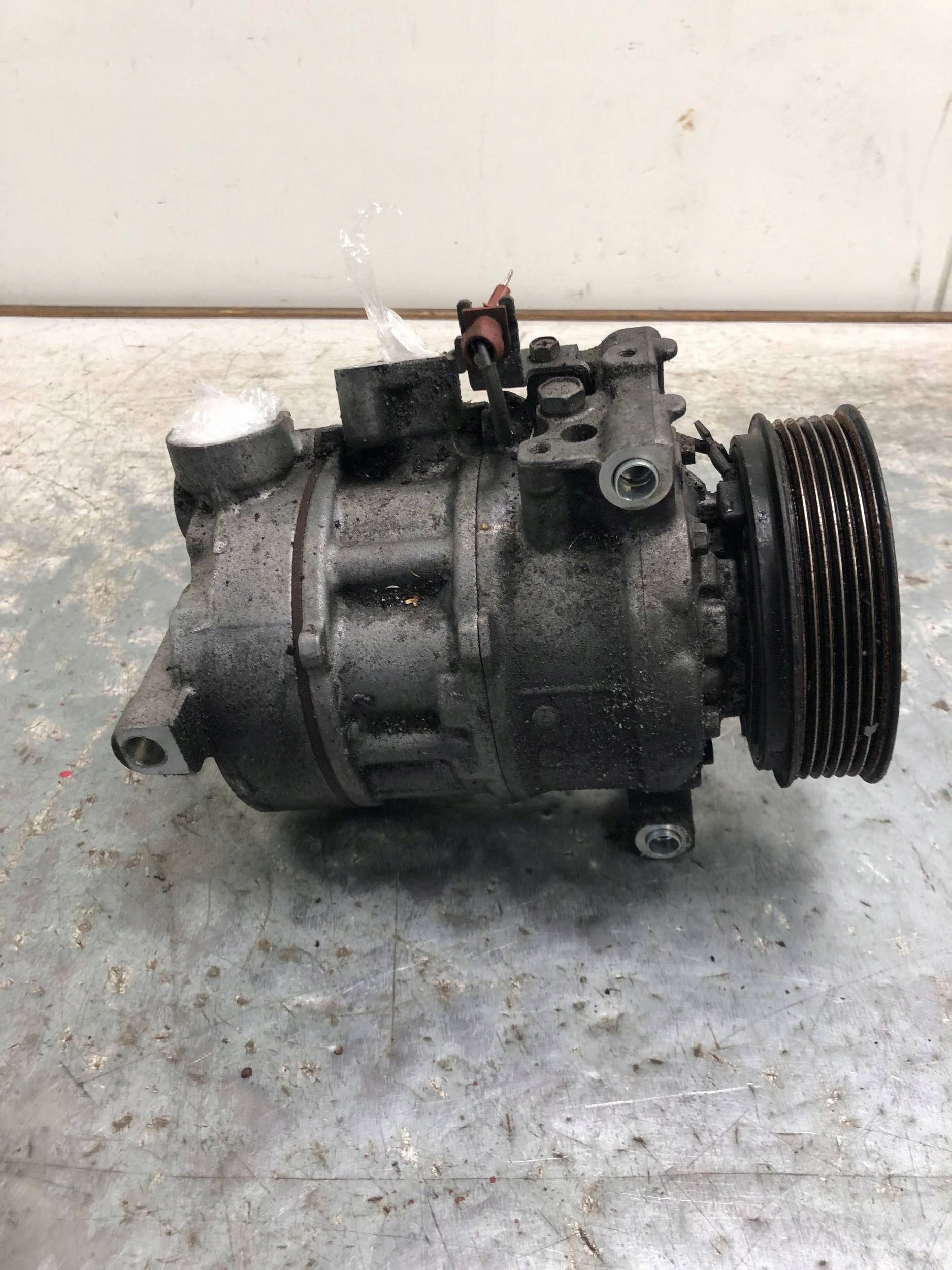 compressor compressor; of the air conditioning AUDI A4 B8 LIFT 8T0260805F
