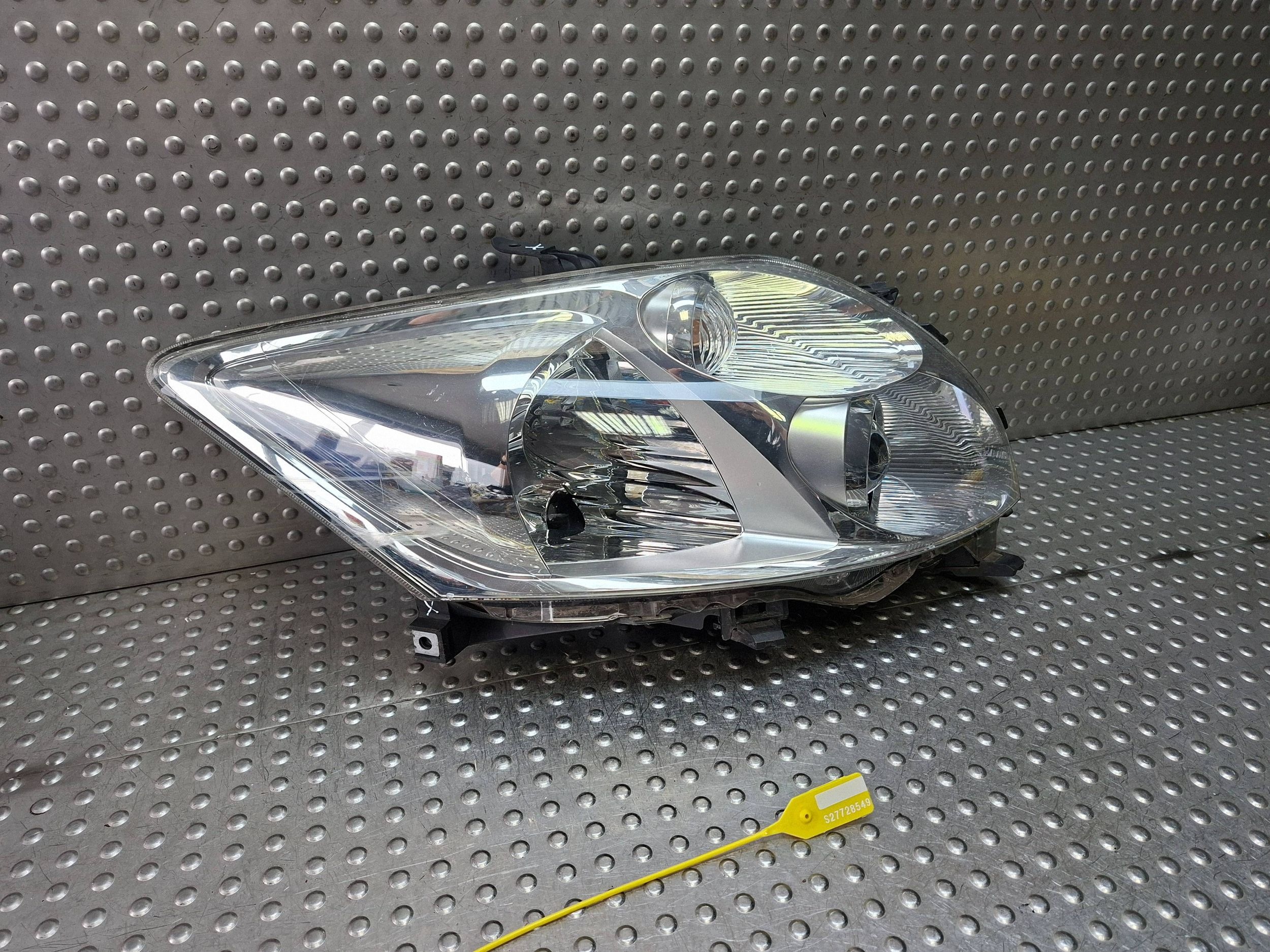 light front right TOYOTA AURIS and 06-09 EU 81110-02470