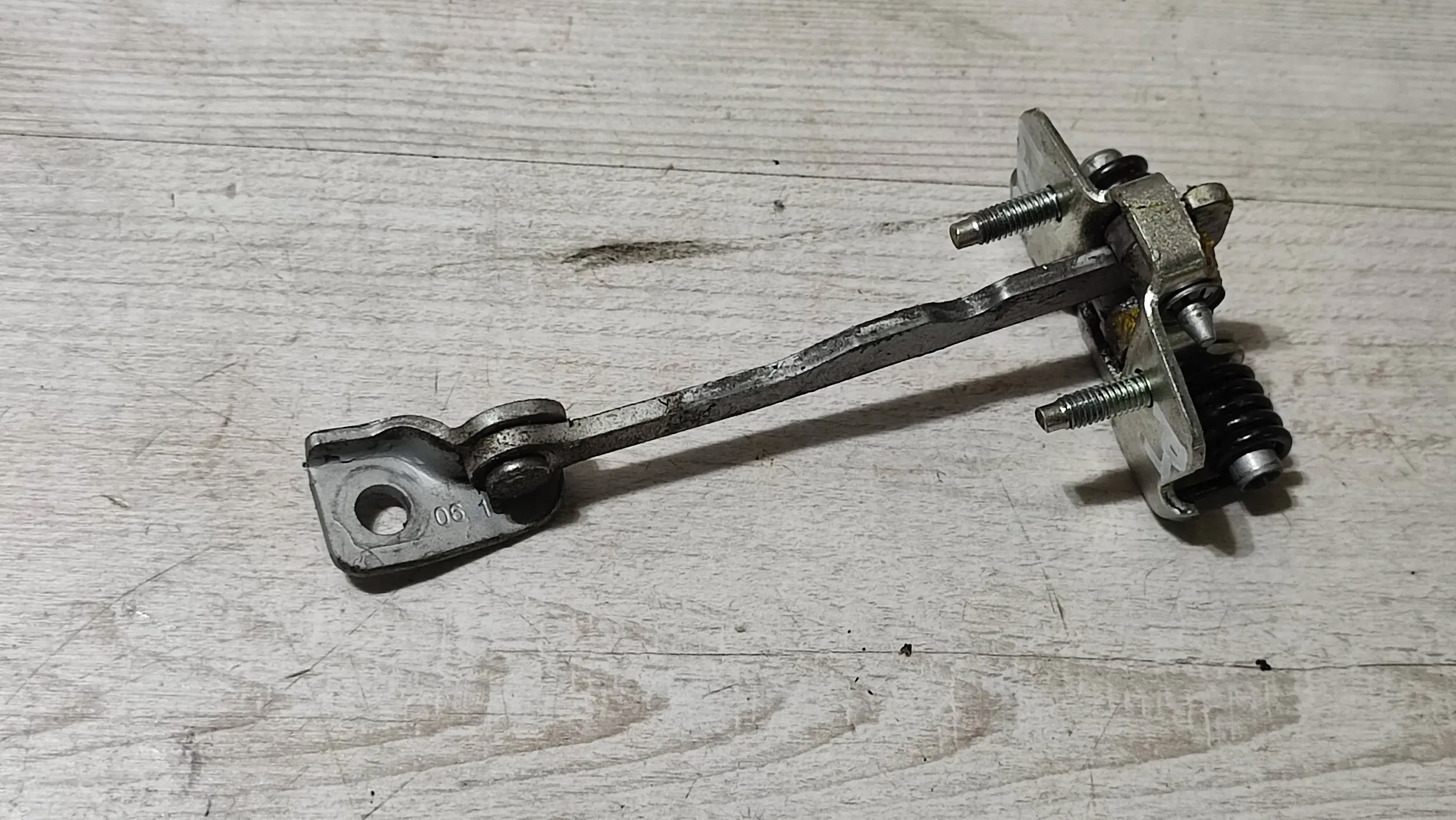 Dacia Logan II 2019r rear part side right limiter door