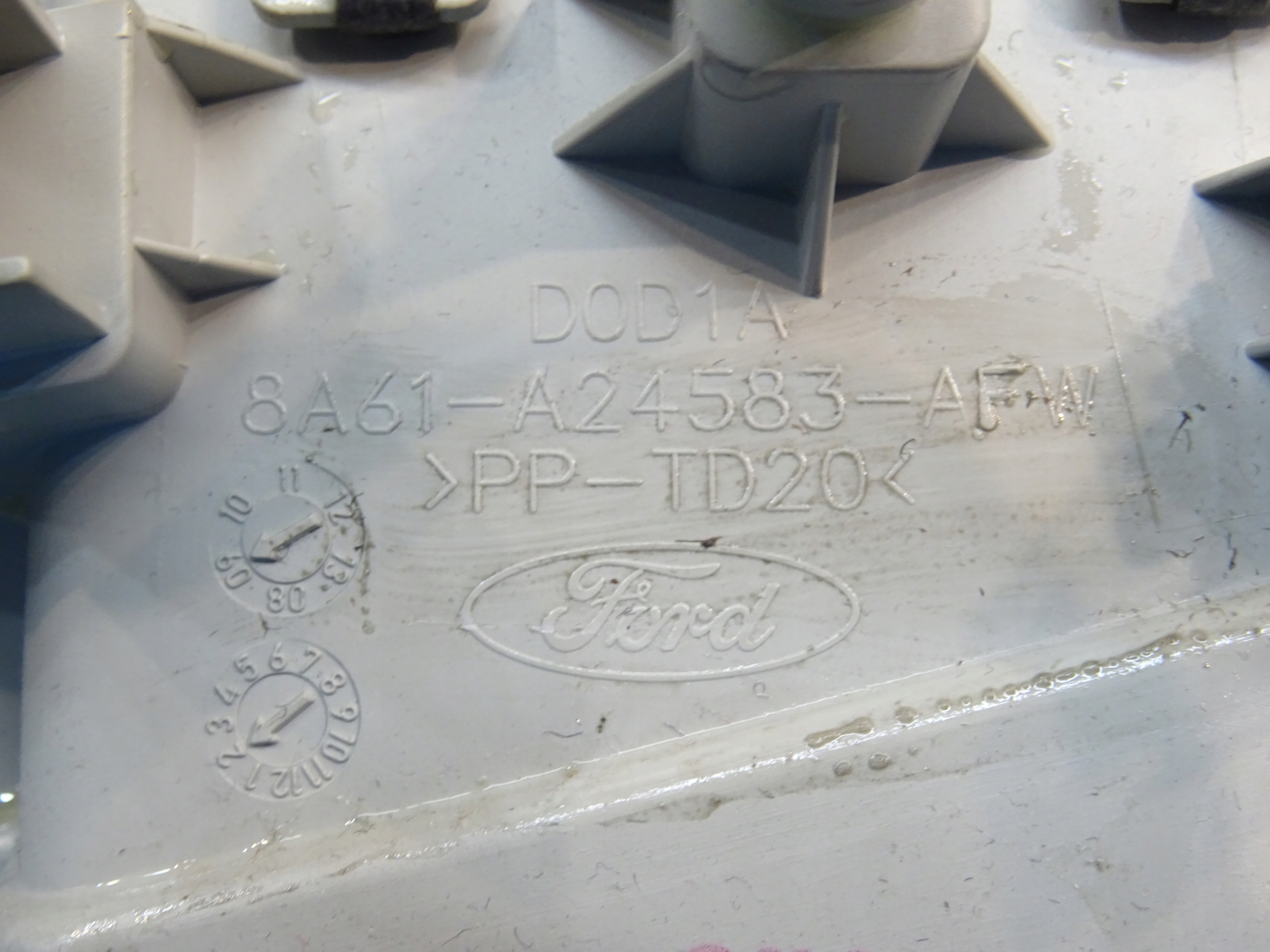 OSLONA GORNA SLUPKA SRODKOWEGO FORD FIESTA MK7 2008- Typ samochodu Samochody osobowe