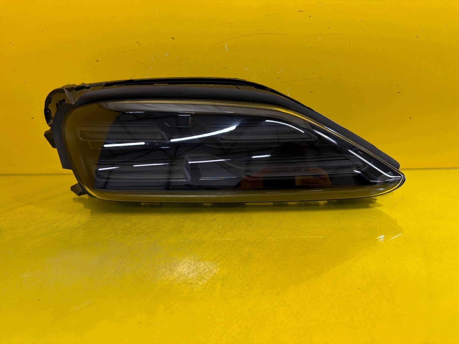 light right front Porsche Macan 95C 2024- 95C941006J BASIS LED
