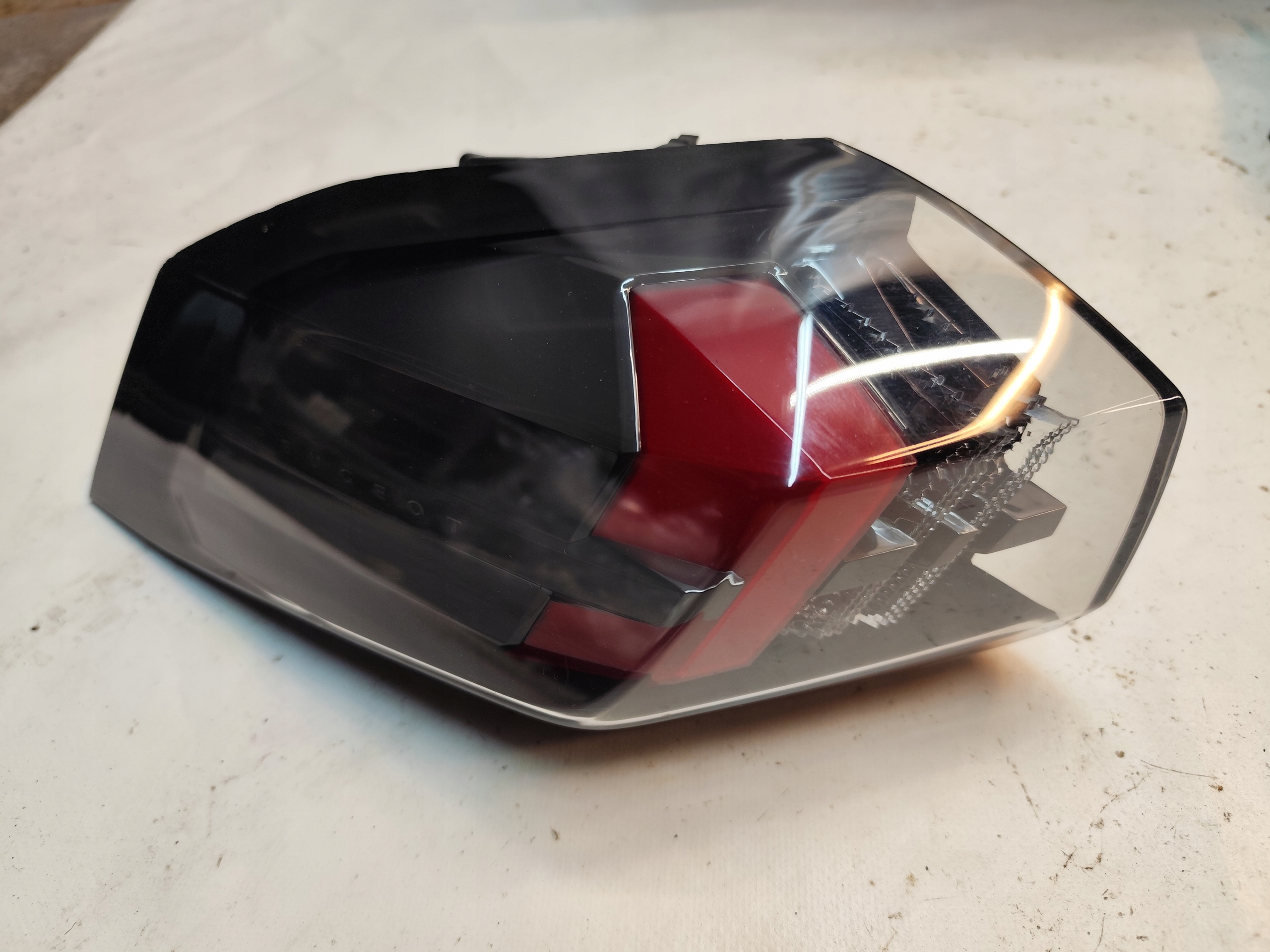 PEUGEOT 2008 II light rear part left