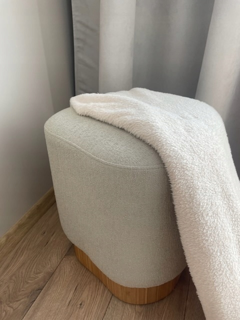 Pufa ALDA zielonkawa w tkaninie TEDDY BOUCLÉ