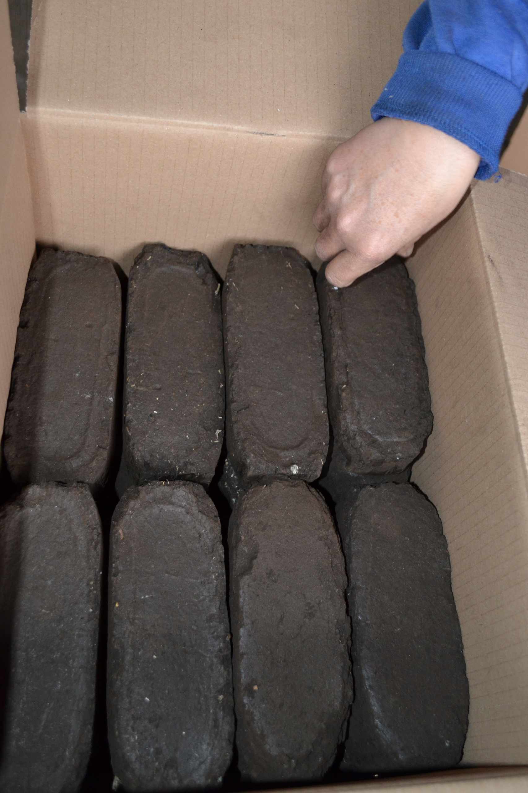 Brykiet TORFOWY w KARTONIE 20 kg czarny TANI OPAŁ Marka bez marki