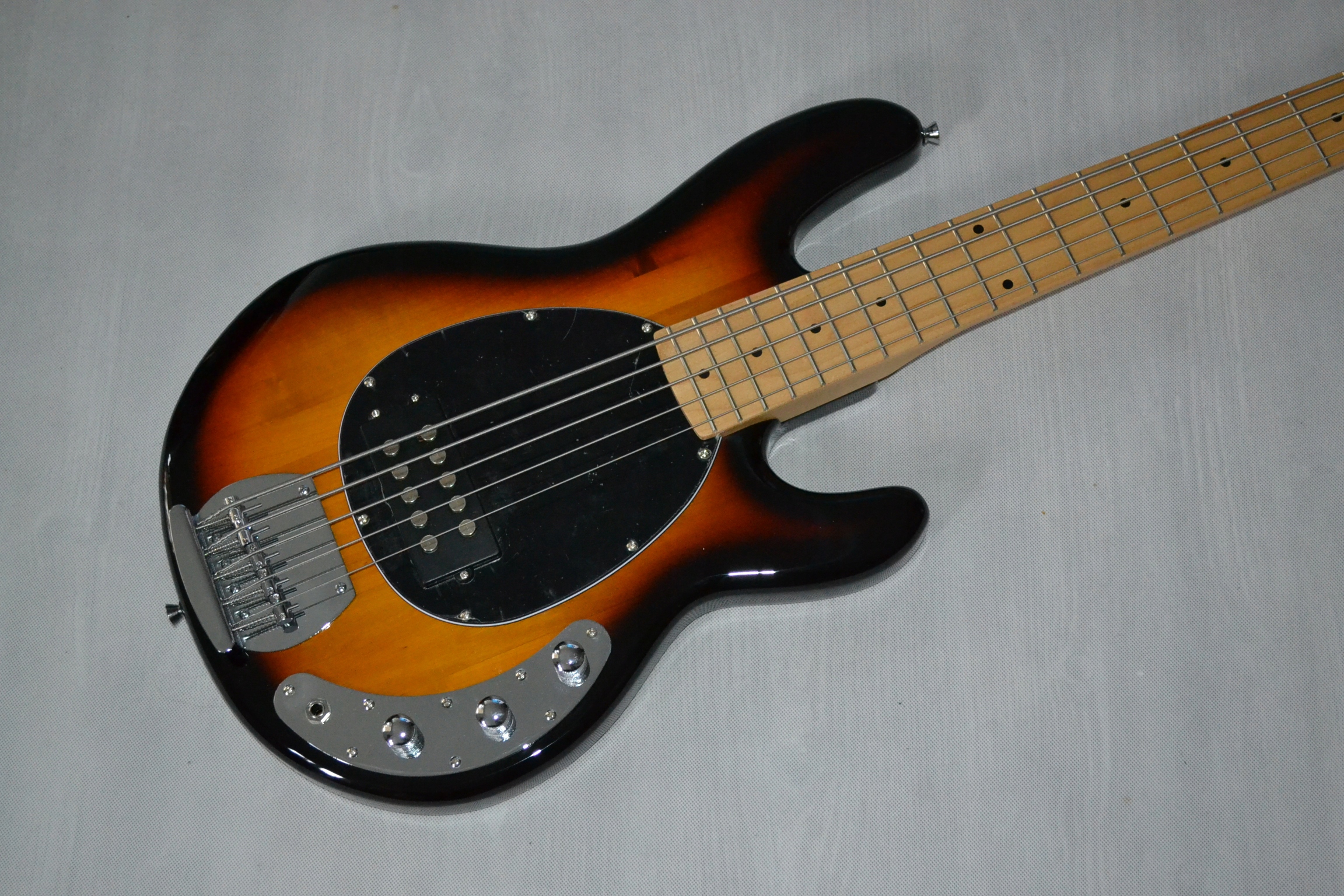 BAS Z HUMBUCKEREM W STYLU MM USTAWIONY LUTNICZO Liczba strun 5