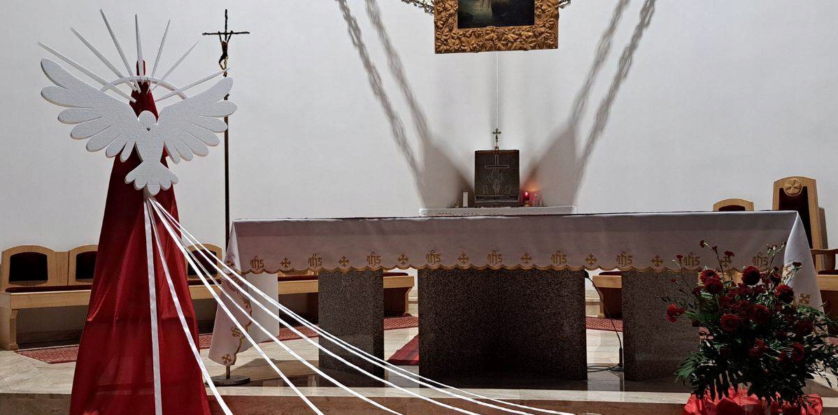 Styropianowa gołębica 99cm. Bierzmowanie dekoracje Szerokość produktu 99 cm